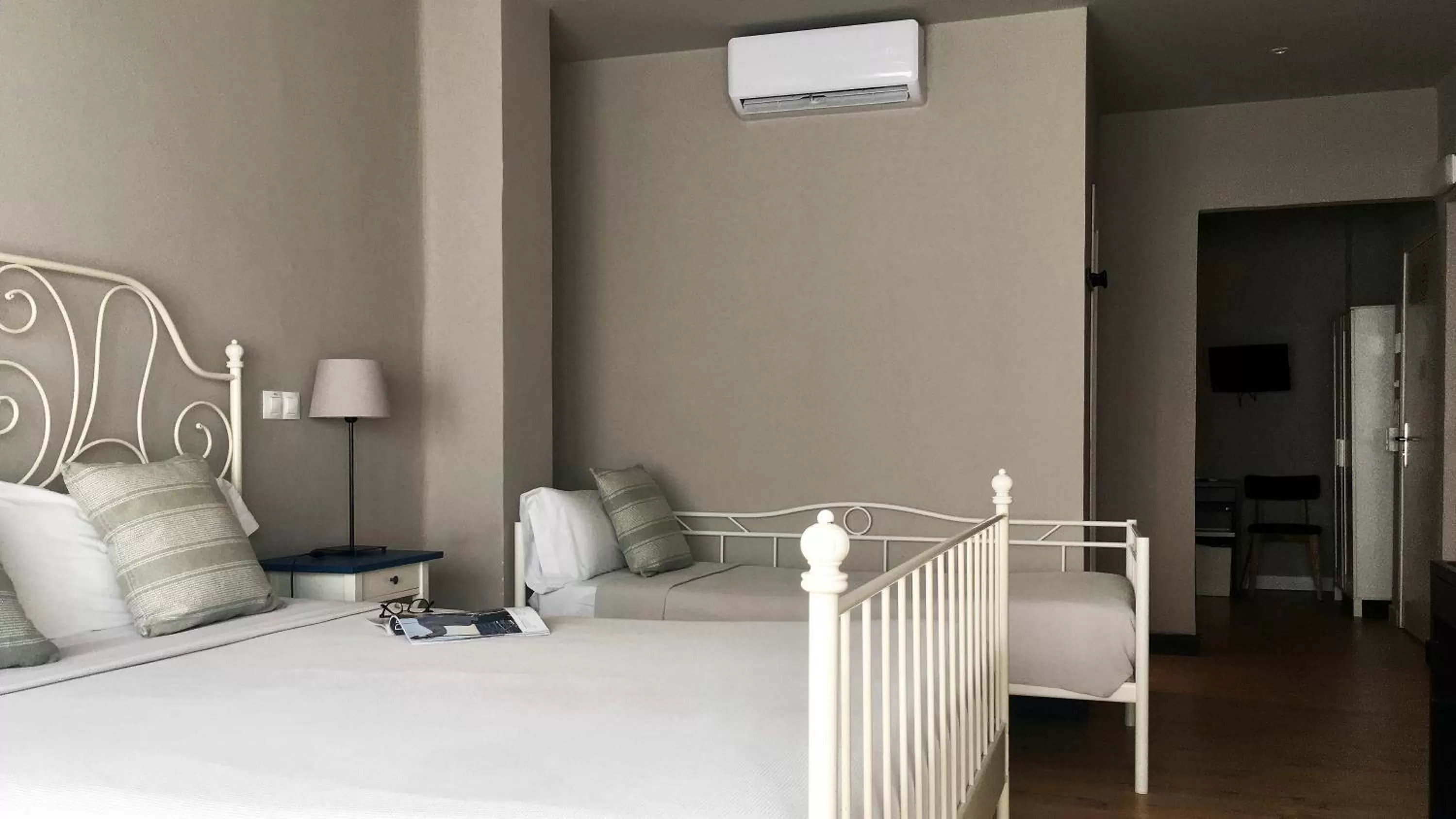 Property building, Bed in MD Modern Hotel - Jardines