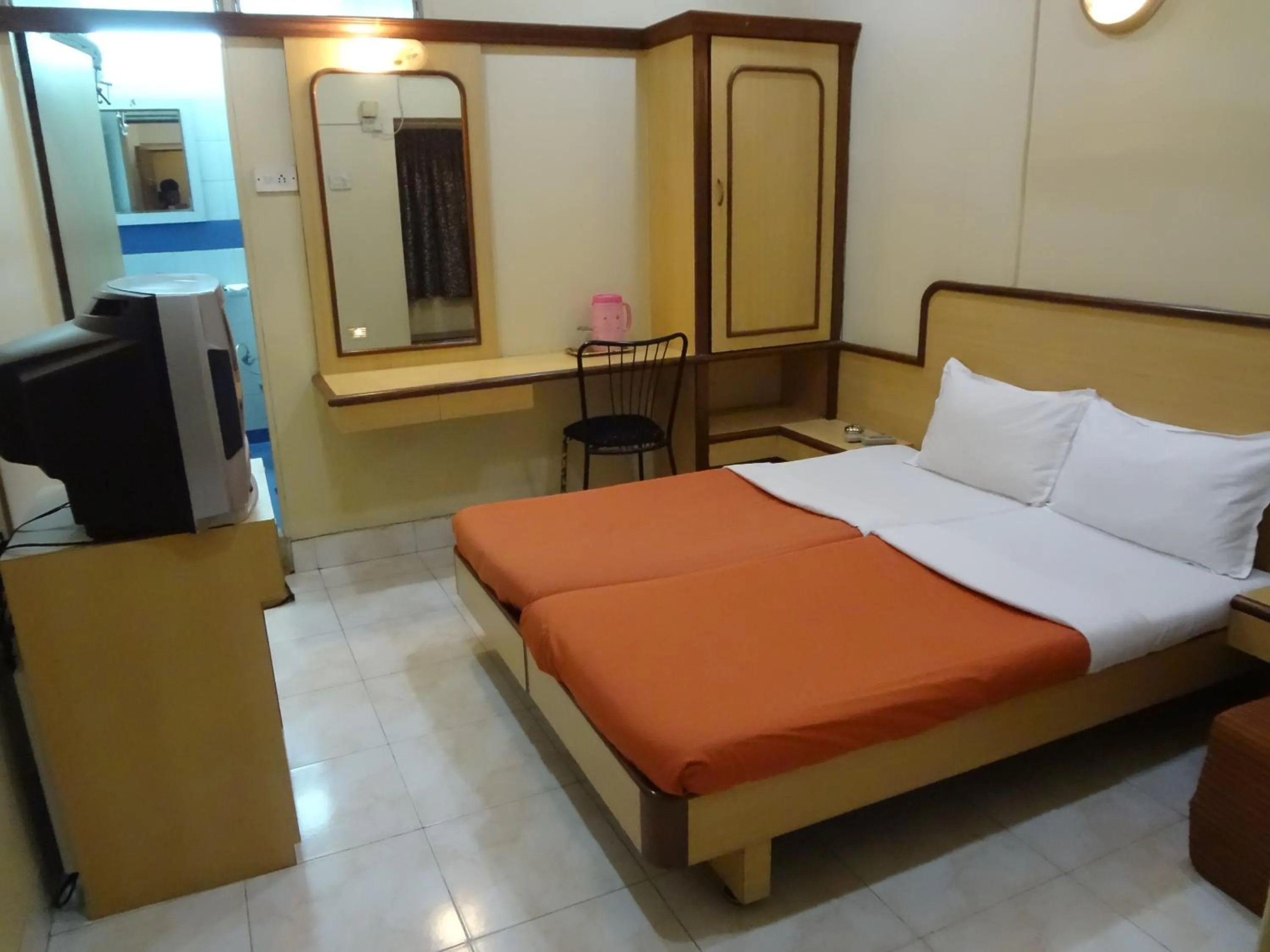 Photo of the whole room in Hotel New Bengal