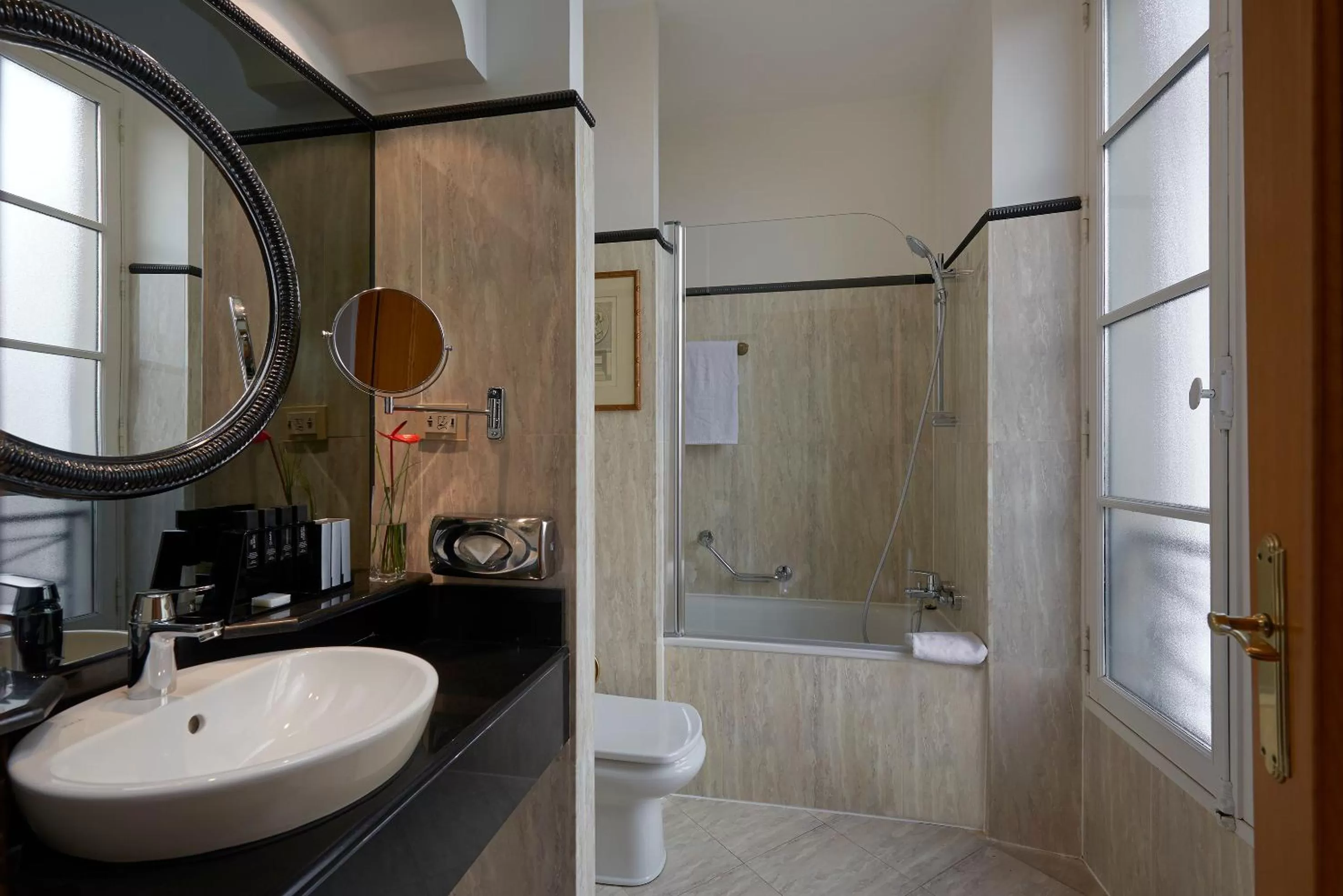 Toilet in Meliá Paris Vendôme