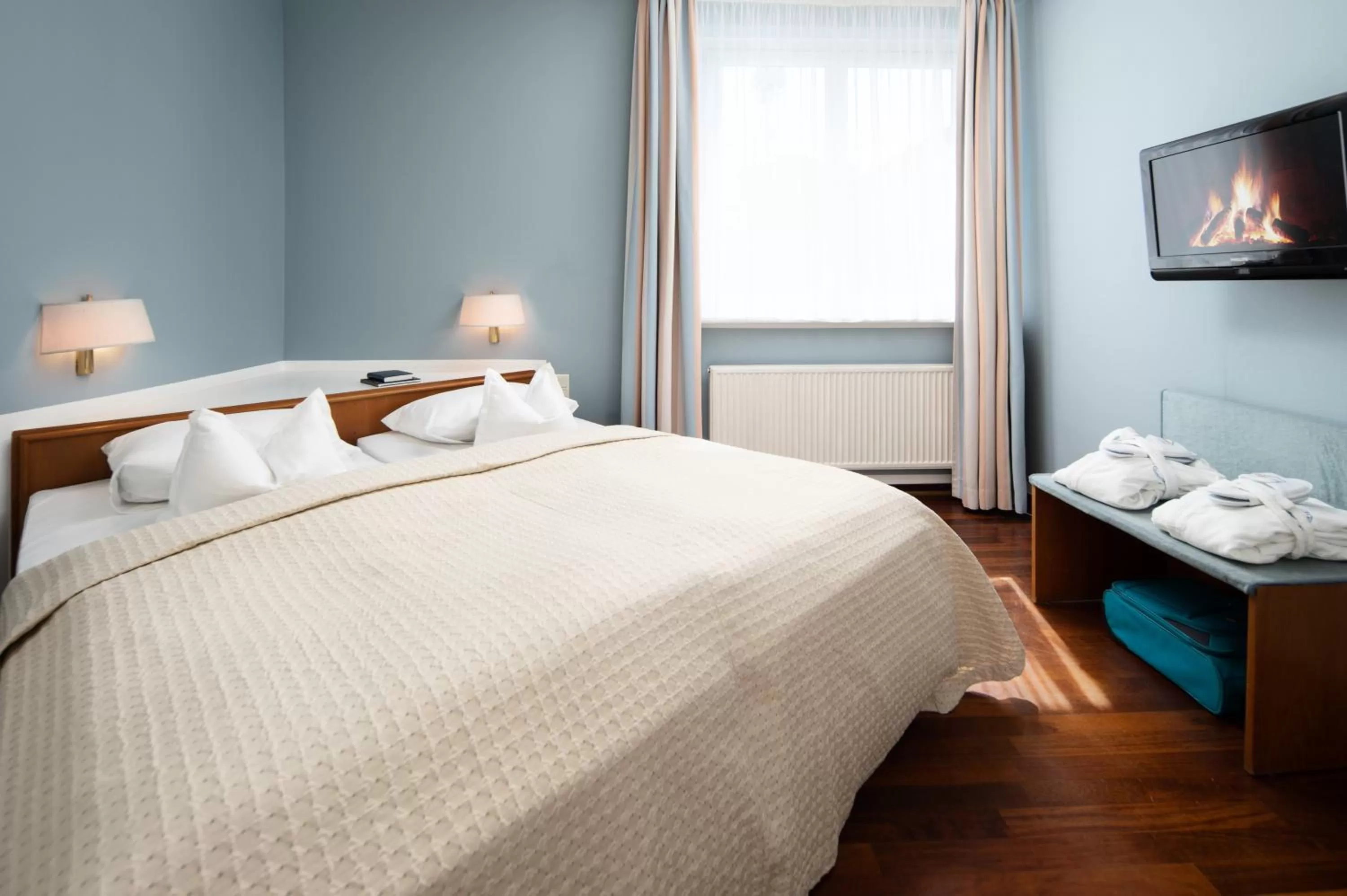 Bedroom, Bed in Hotel Baseler Hof