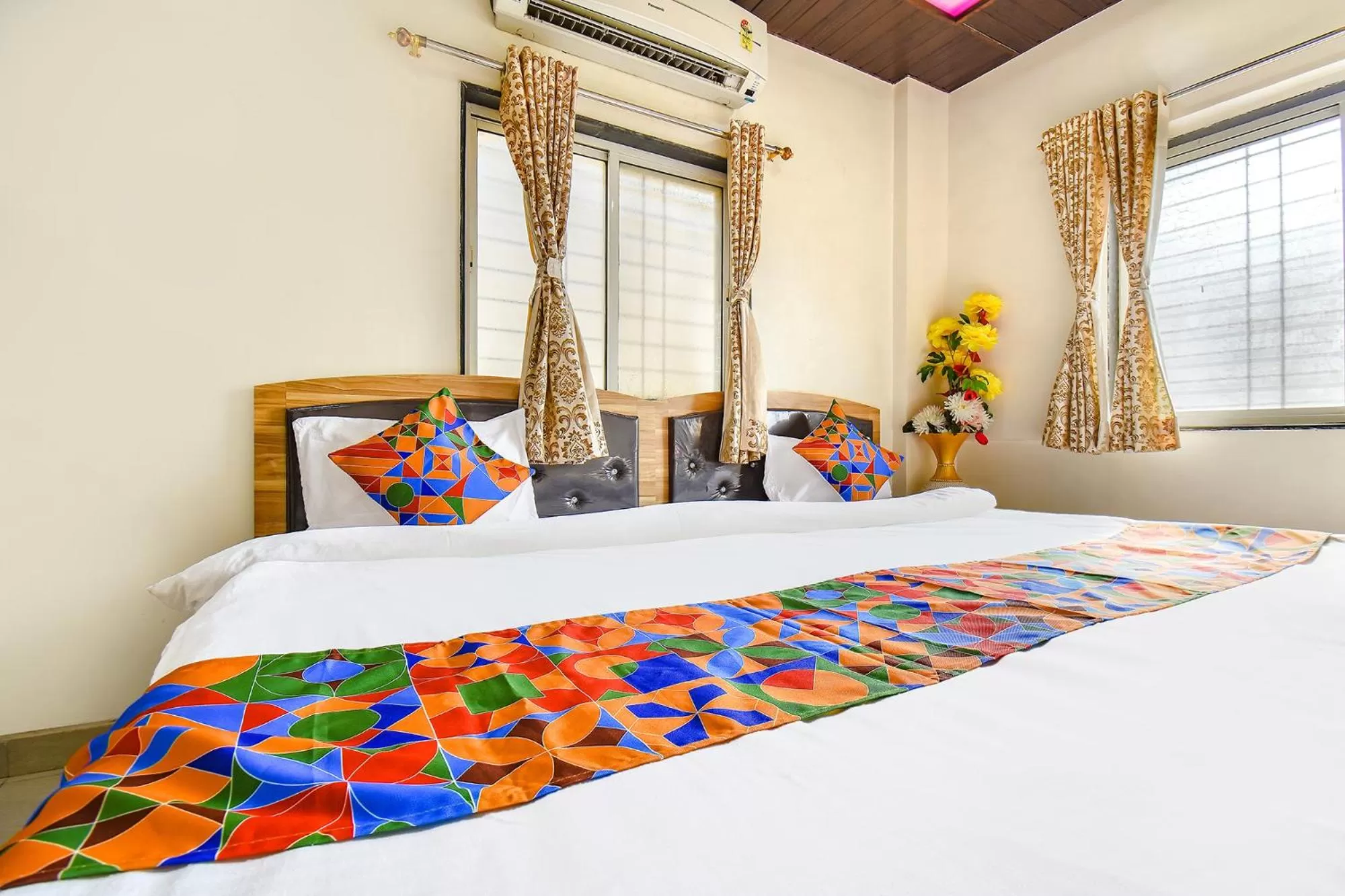 Photo of the whole room, Bed in FabExpress Vardhan Executive