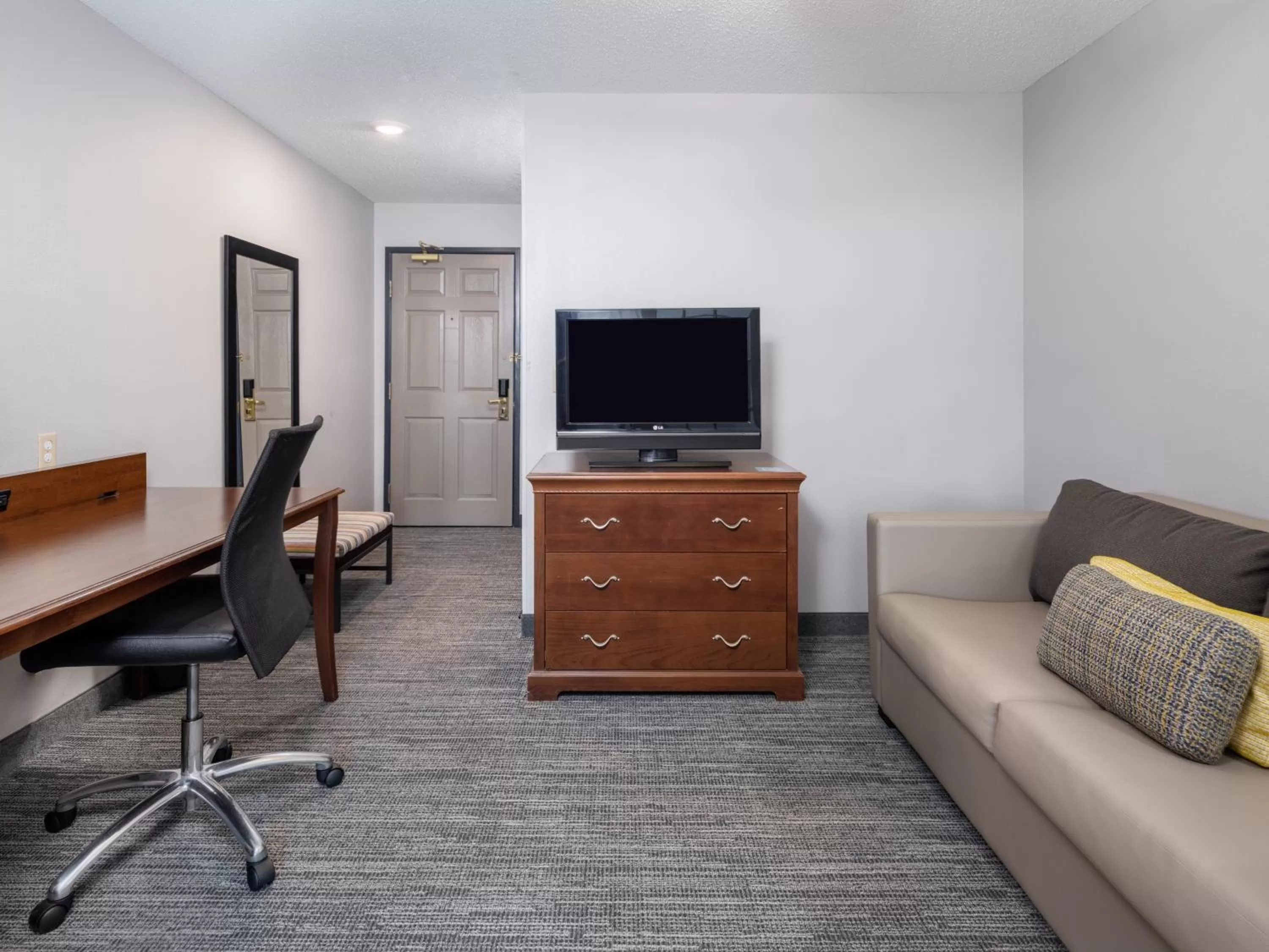 Living room in Country Inn & Suites by Radisson, Maumee - Toledo