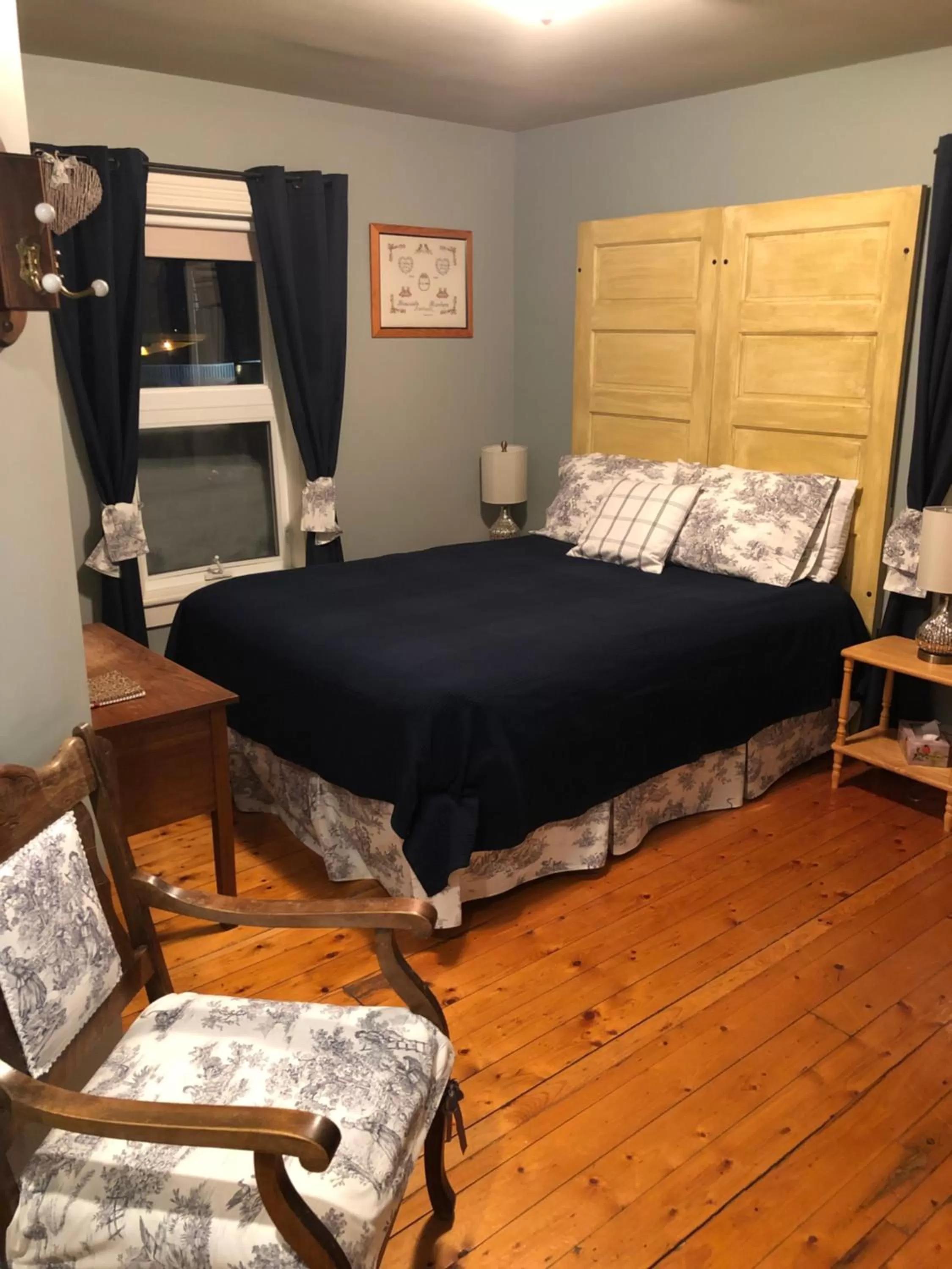 Bed in Auberge d'Anjou-Sūrya Café