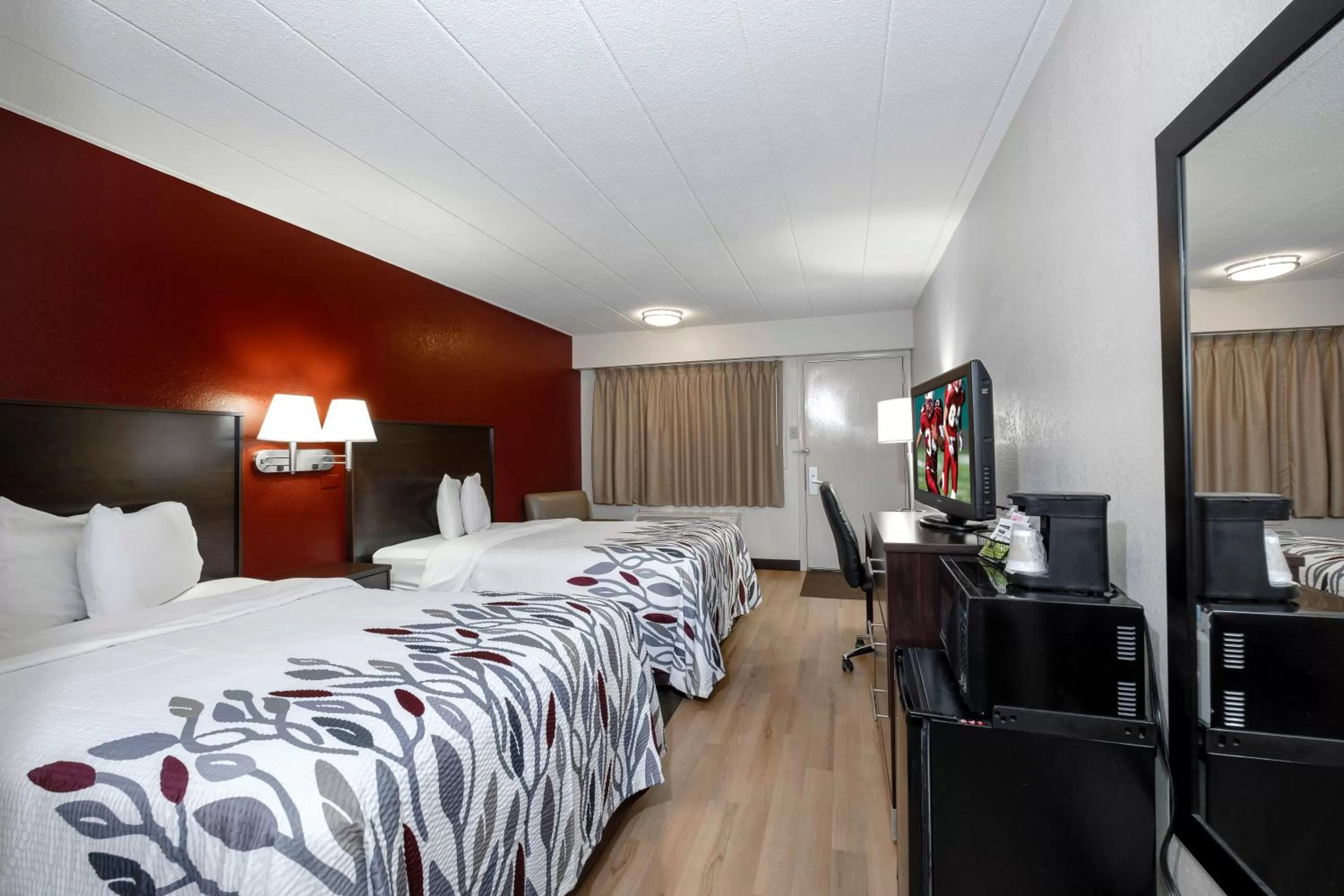 Photo of the whole room, Bed in Red Roof Inn Washington, PA