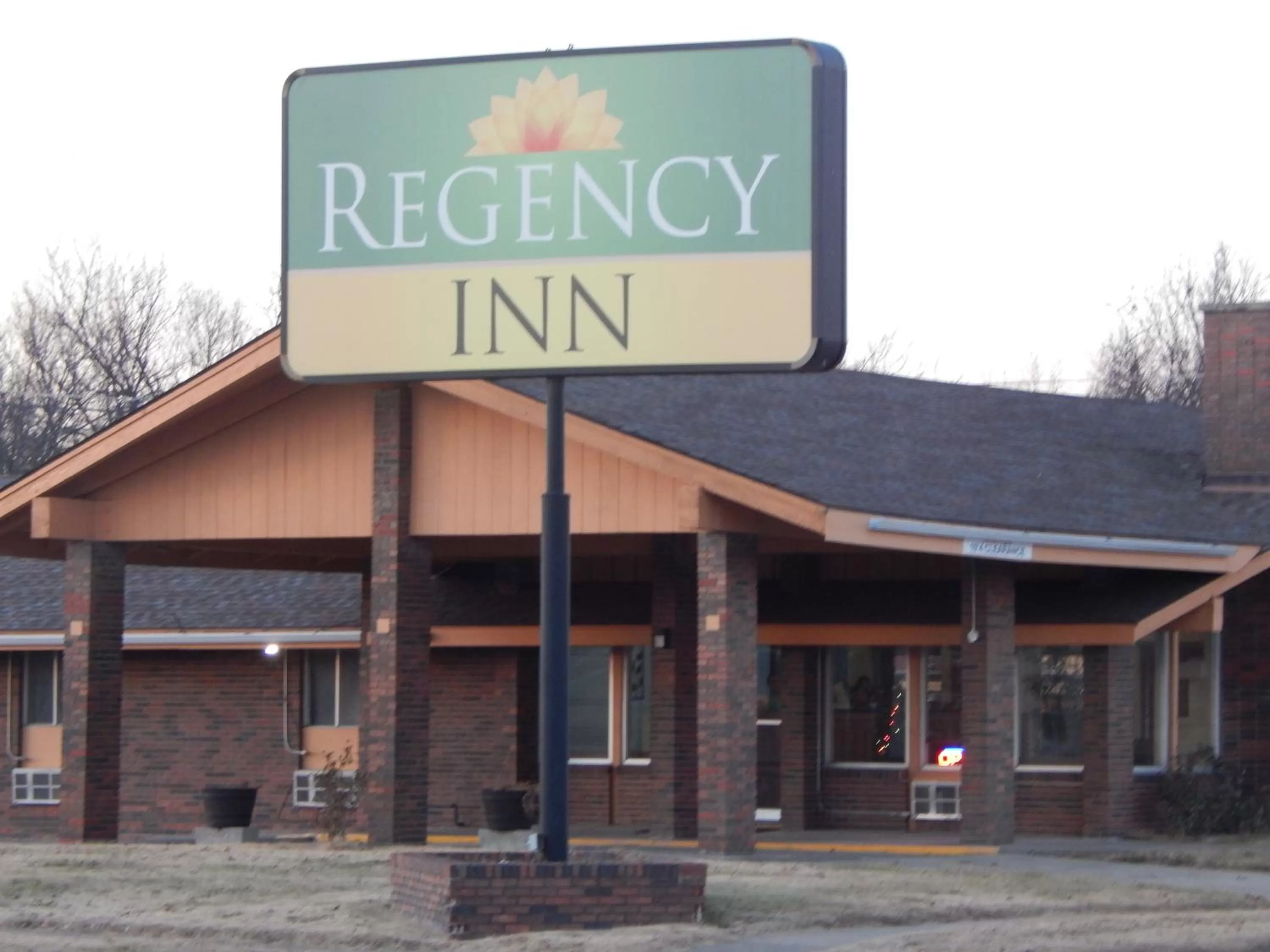 Facade/entrance in Regency Inn Iola