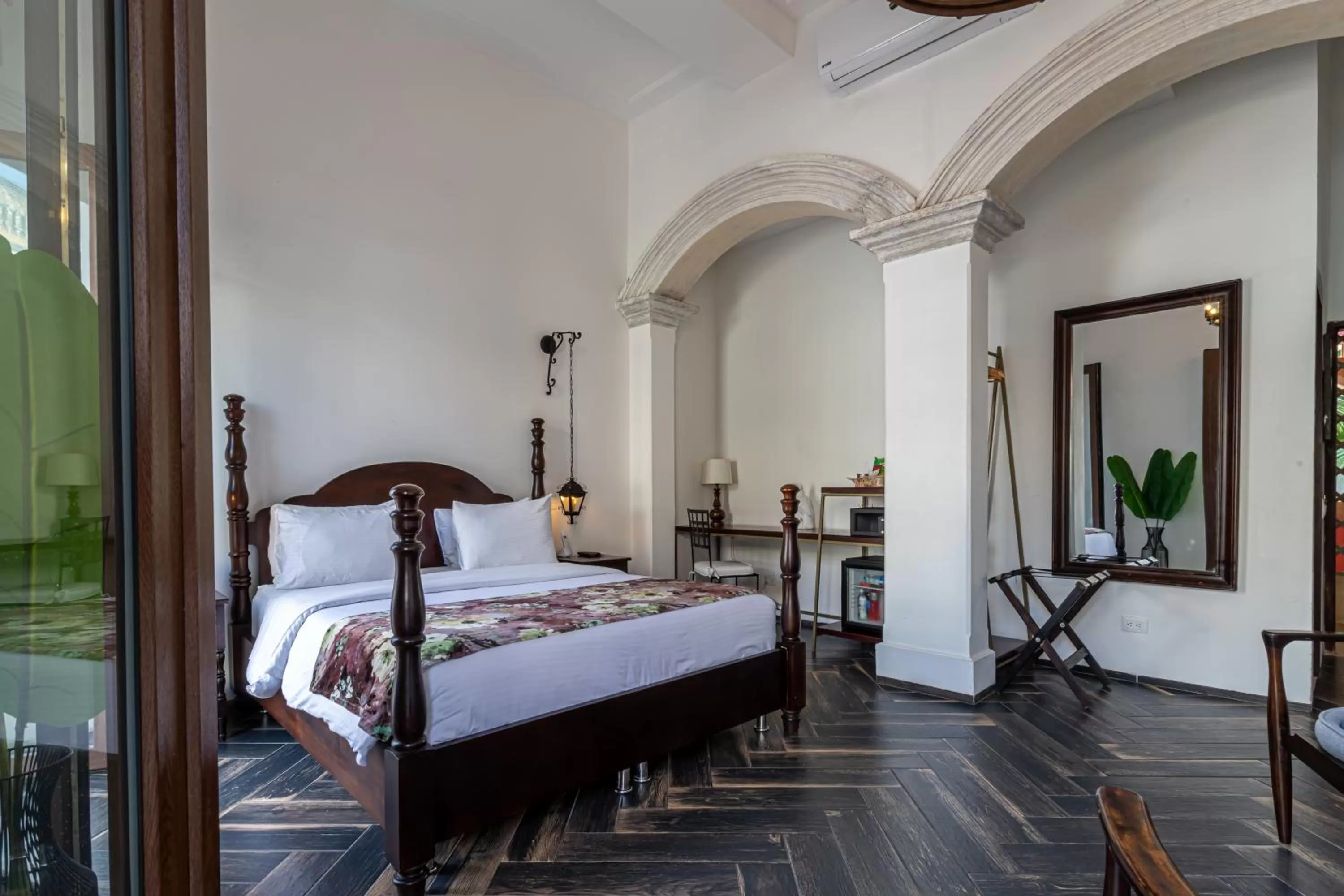 Photo of the whole room, Bed in Soy Local Insignia