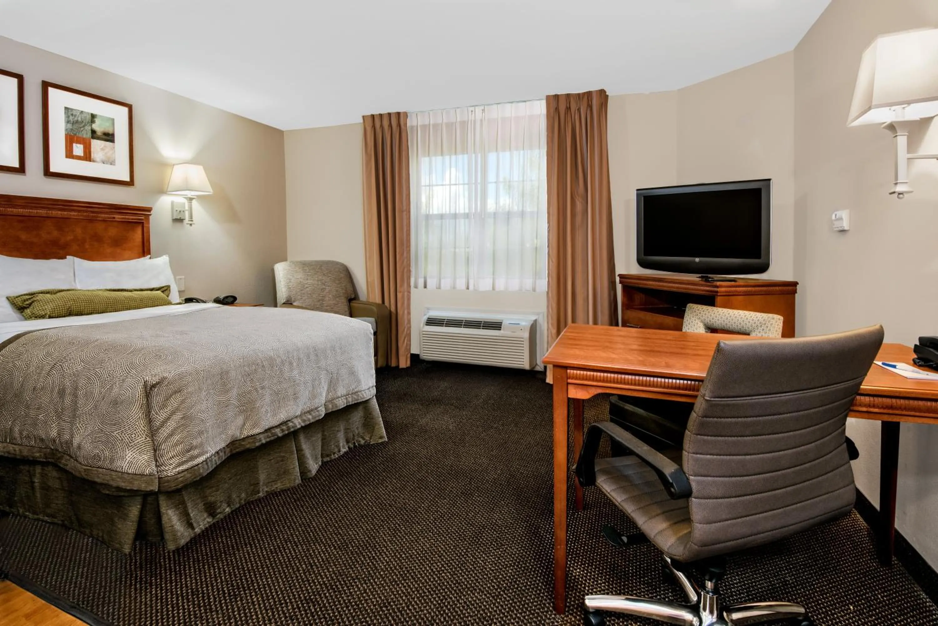 Photo of the whole room, Bed in Candlewood Suites Galveston by IHG