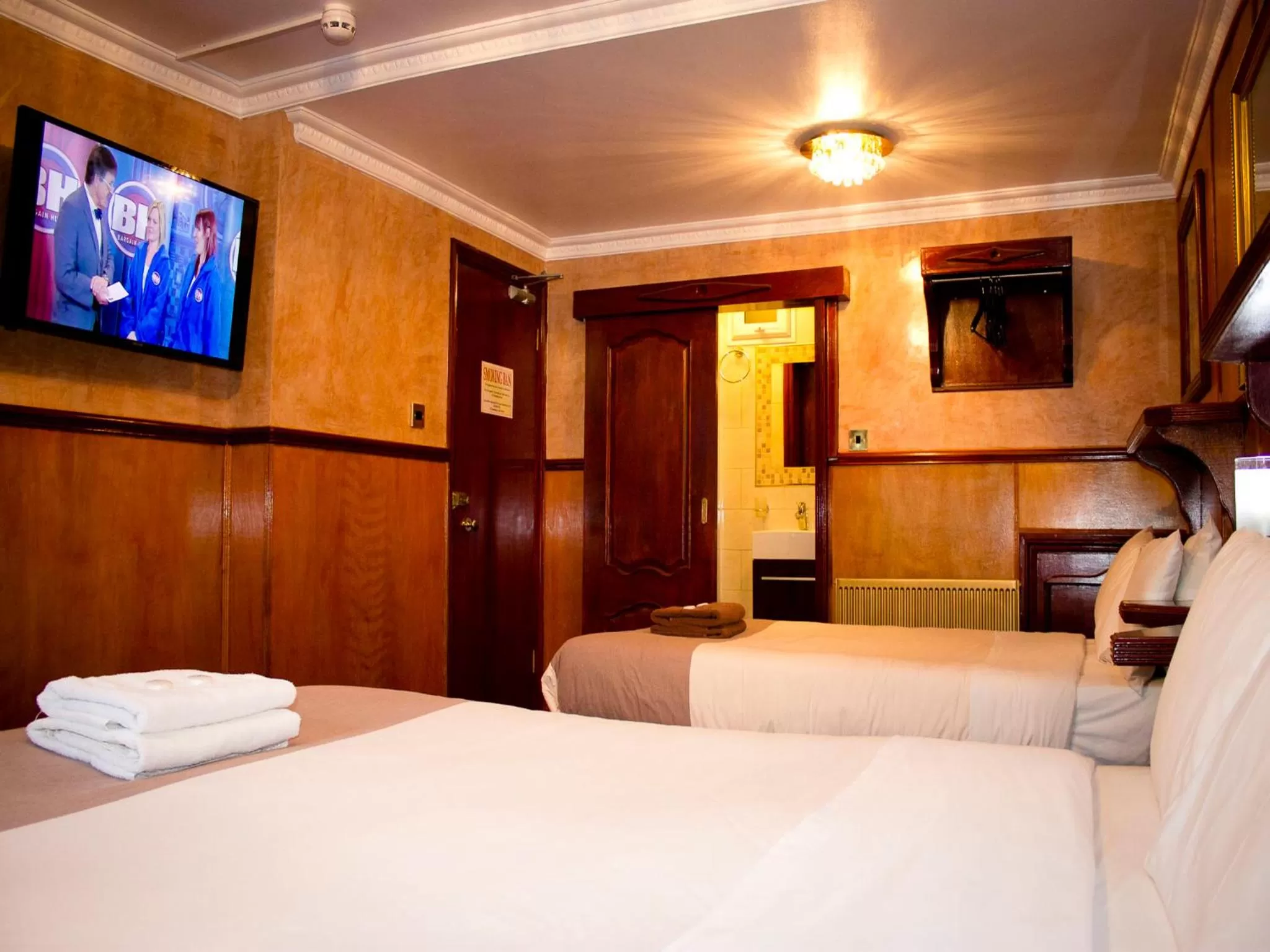 Photo of the whole room, Bed in Cricklewood Lodge Hotel