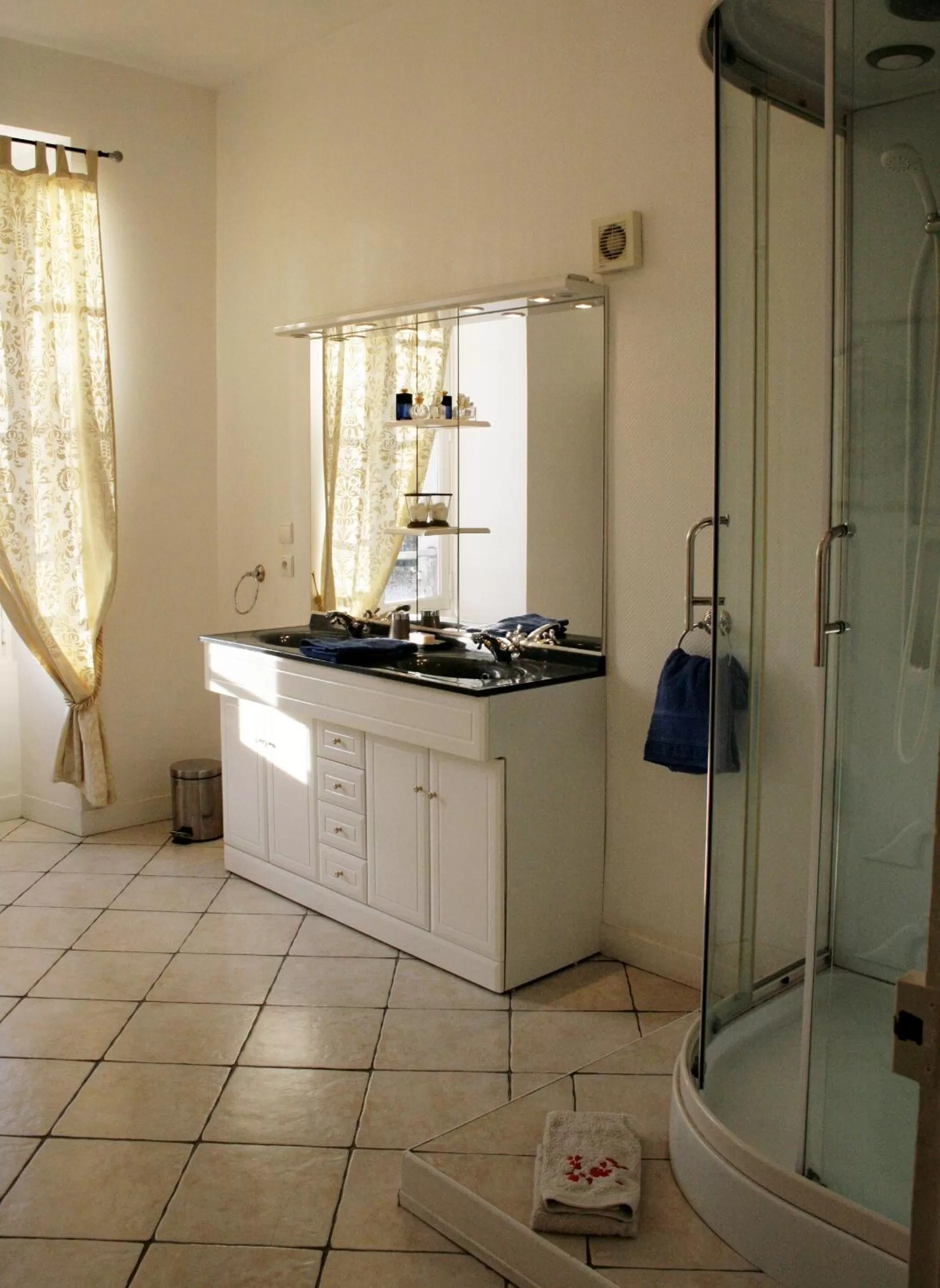 Bathroom, Kitchen/Kitchenette in chambres de charme "Florence"