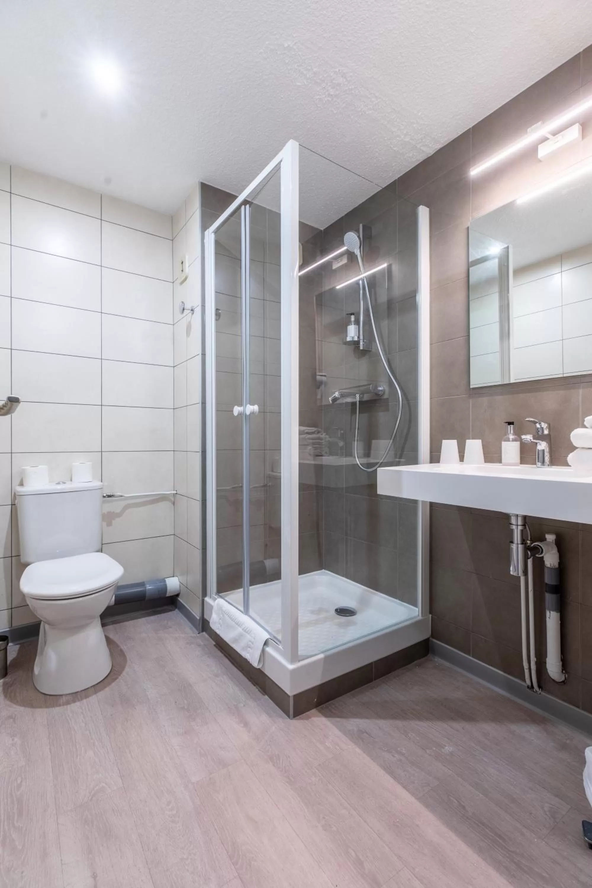 Shower in CIT'HÔTEL LE DAV Clermont-Ferrand Centre