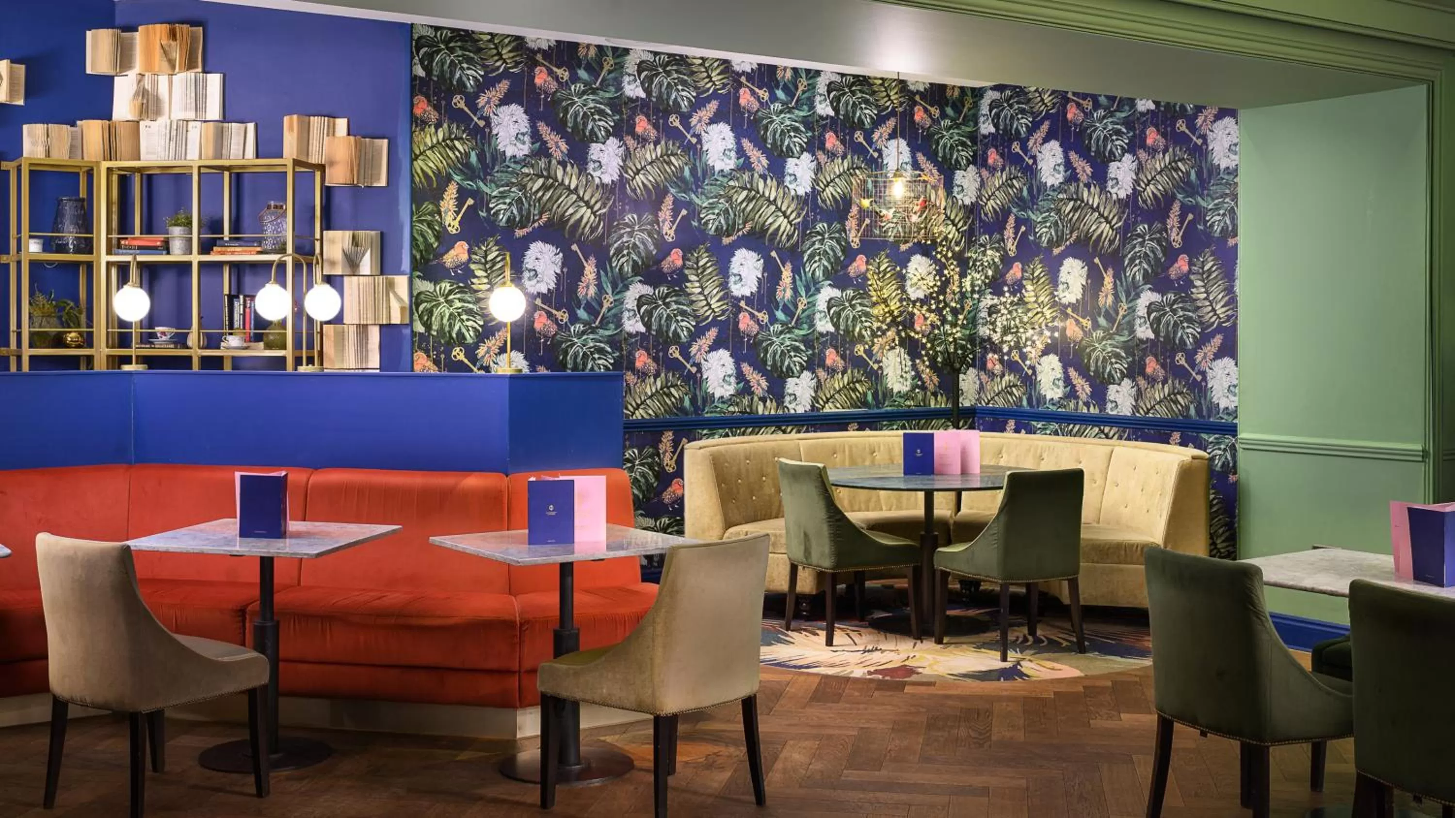 Lounge or bar in voco Grand Central Glasgow by IHG