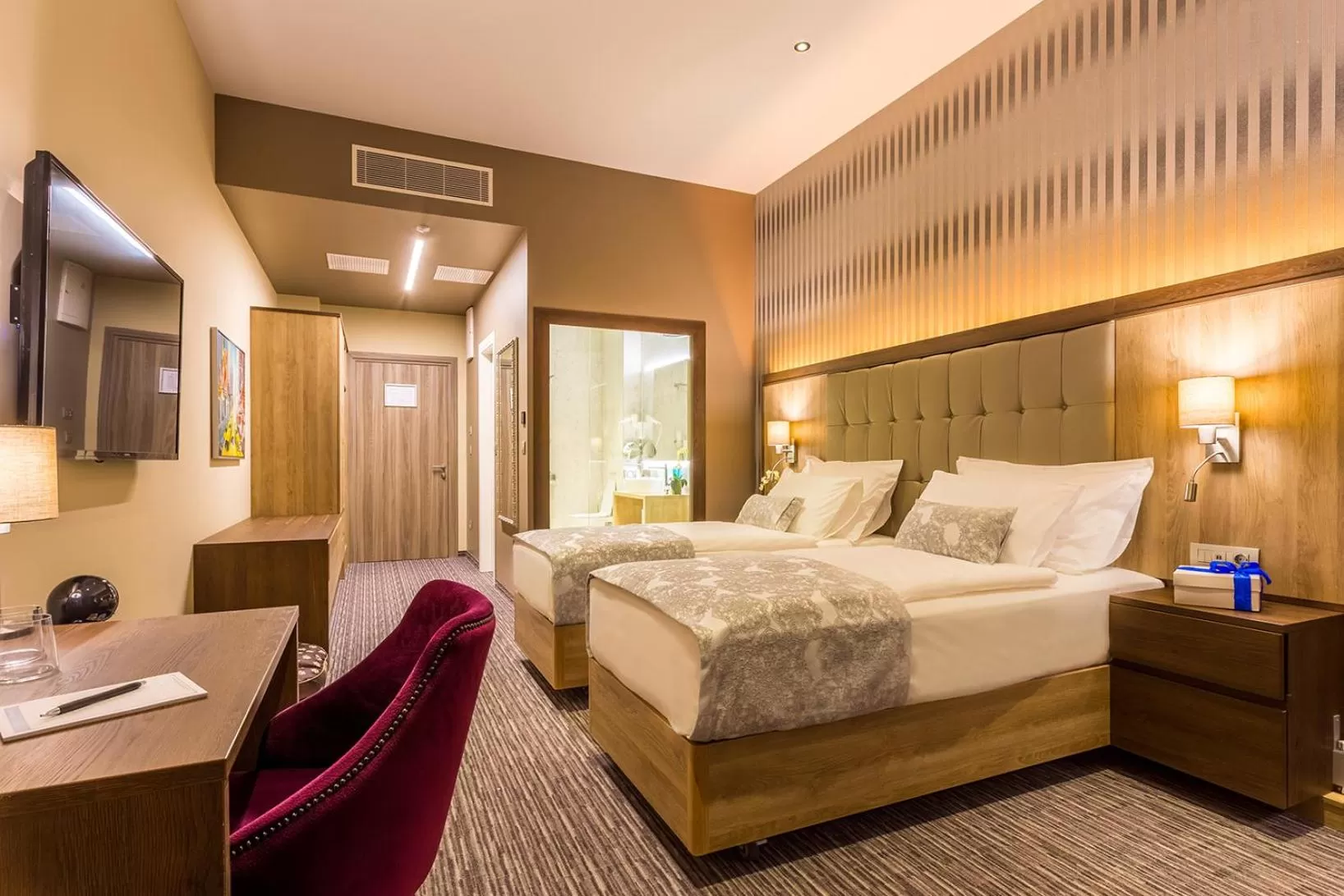 Bedroom, Bed in Admiral Hotel