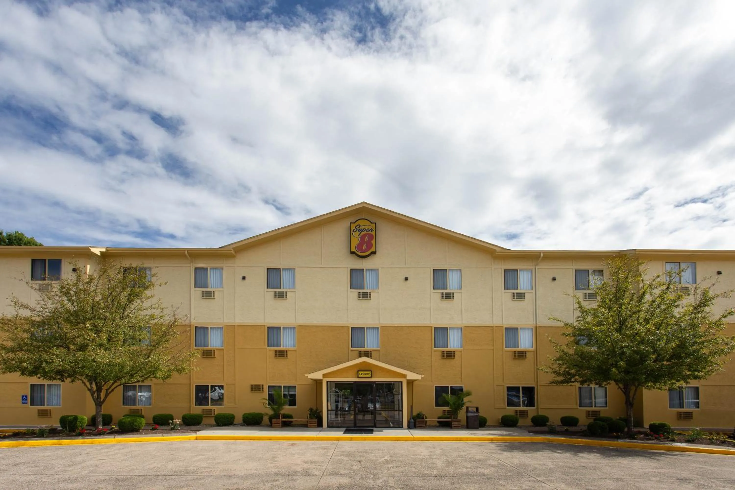 Property building in Super 8 by Wyndham Cromwell/Middletown