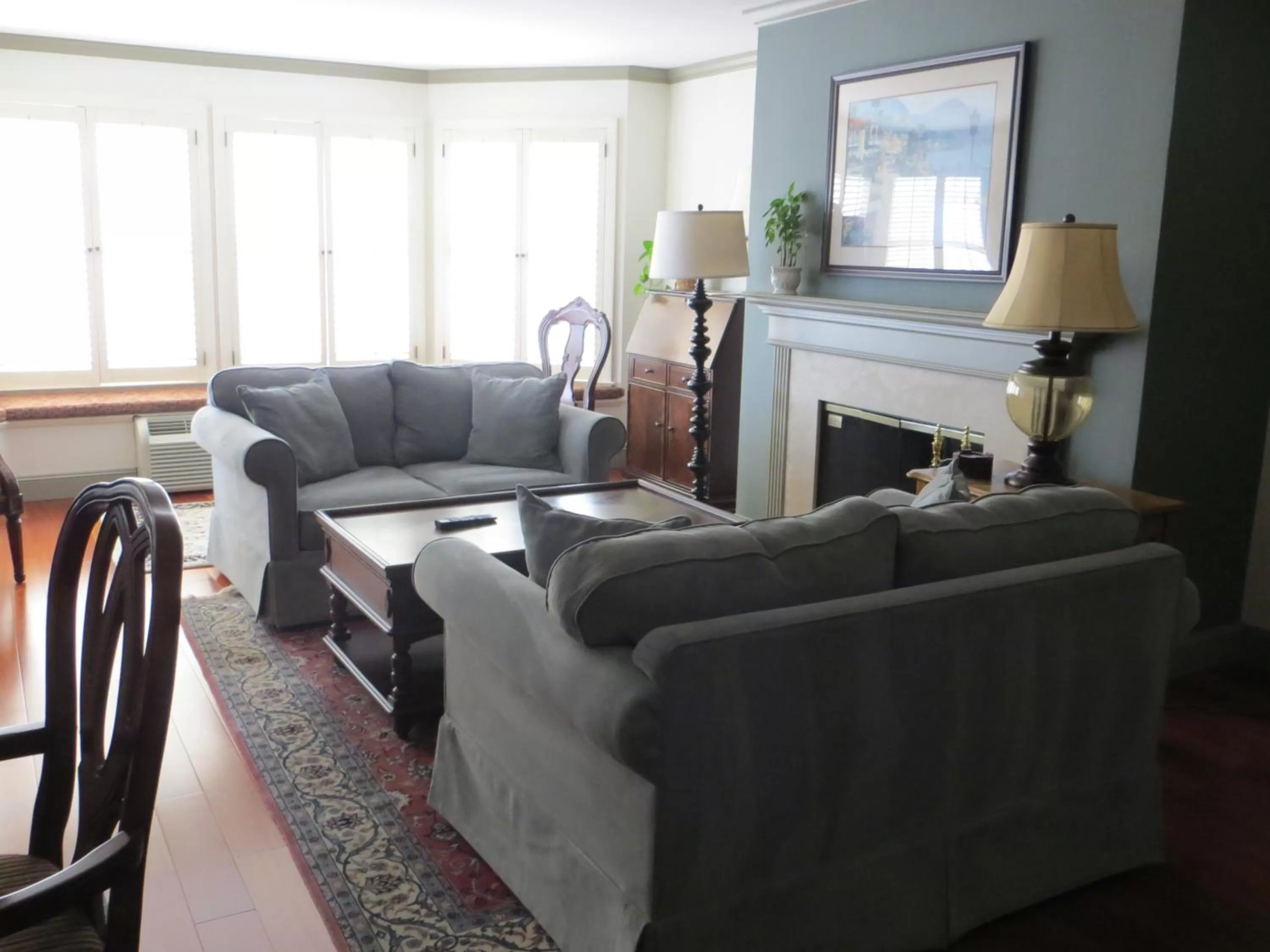 Living room in Cow Hollow Inn and Suites