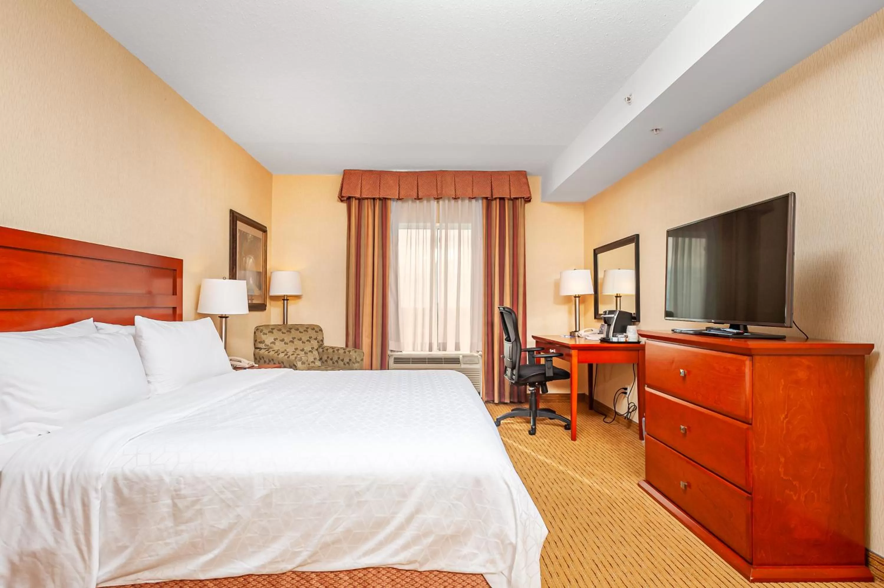 Bedroom, Bed in Holiday Inn Express Hotel & Suites Clarington - Bowmanville by IHG