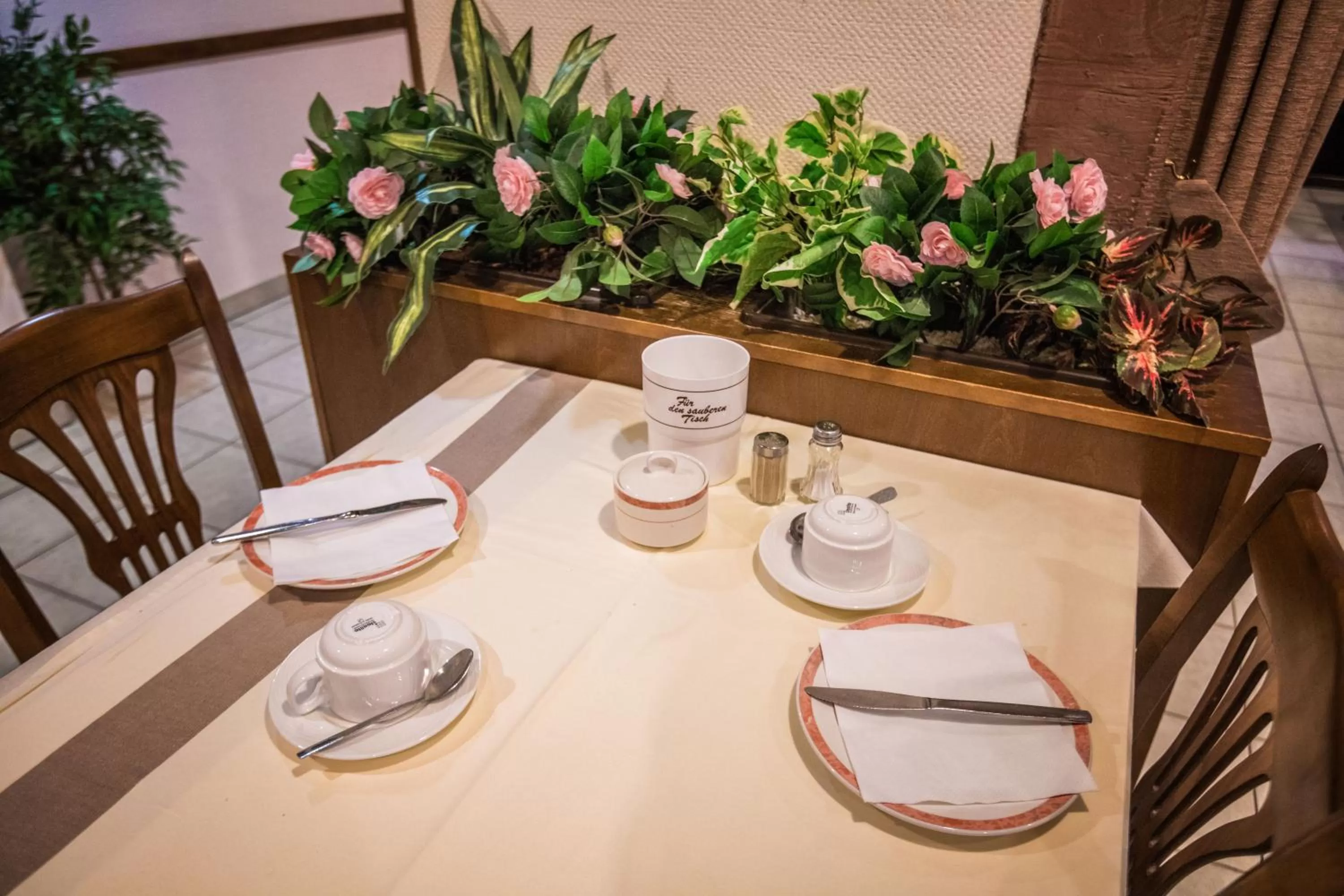 Restaurant/places to eat in Hotel Le Postillon