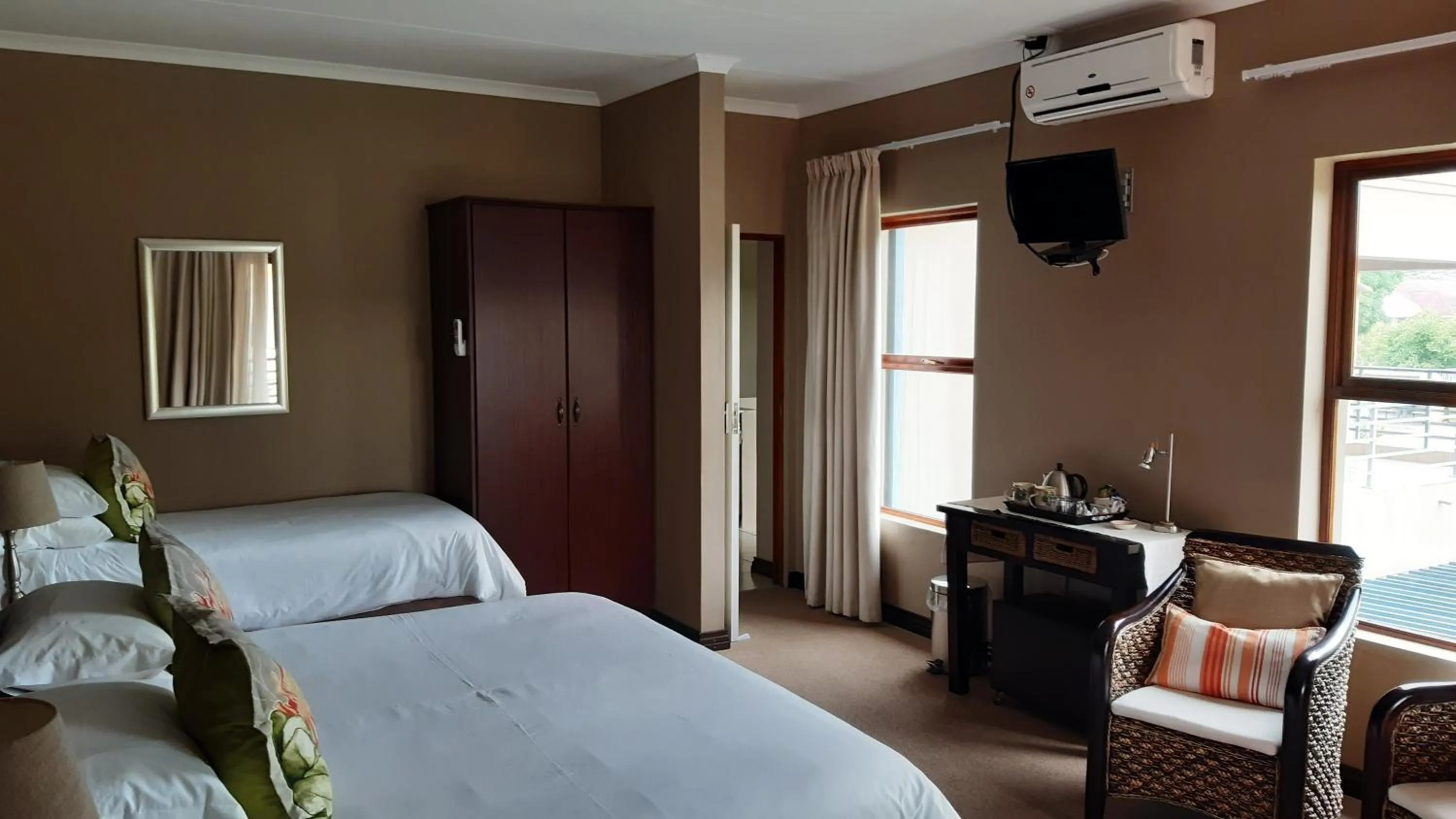 Bed in Karoo Sun Guest House