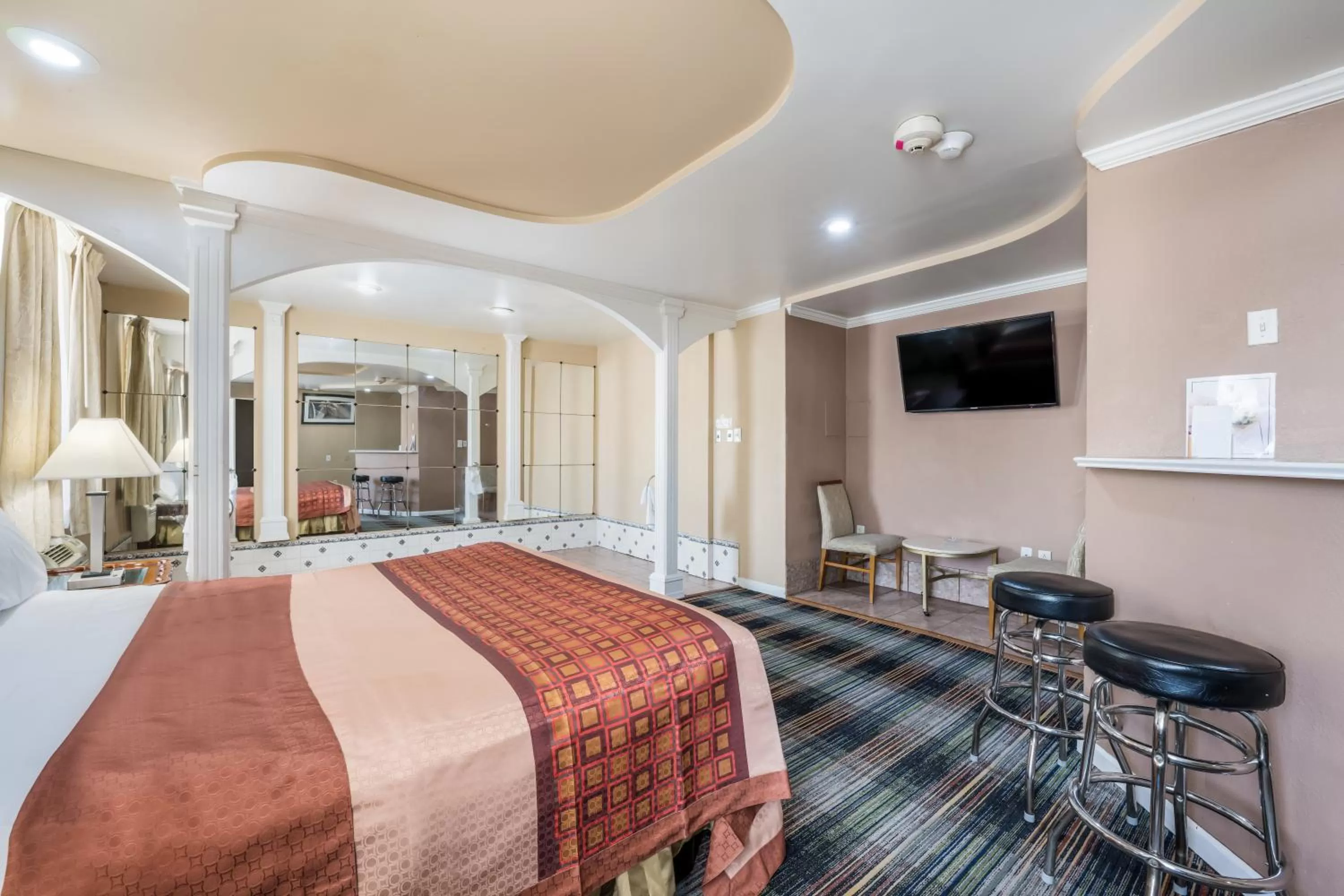 Photo of the whole room, Bed in Knights Inn Trevose