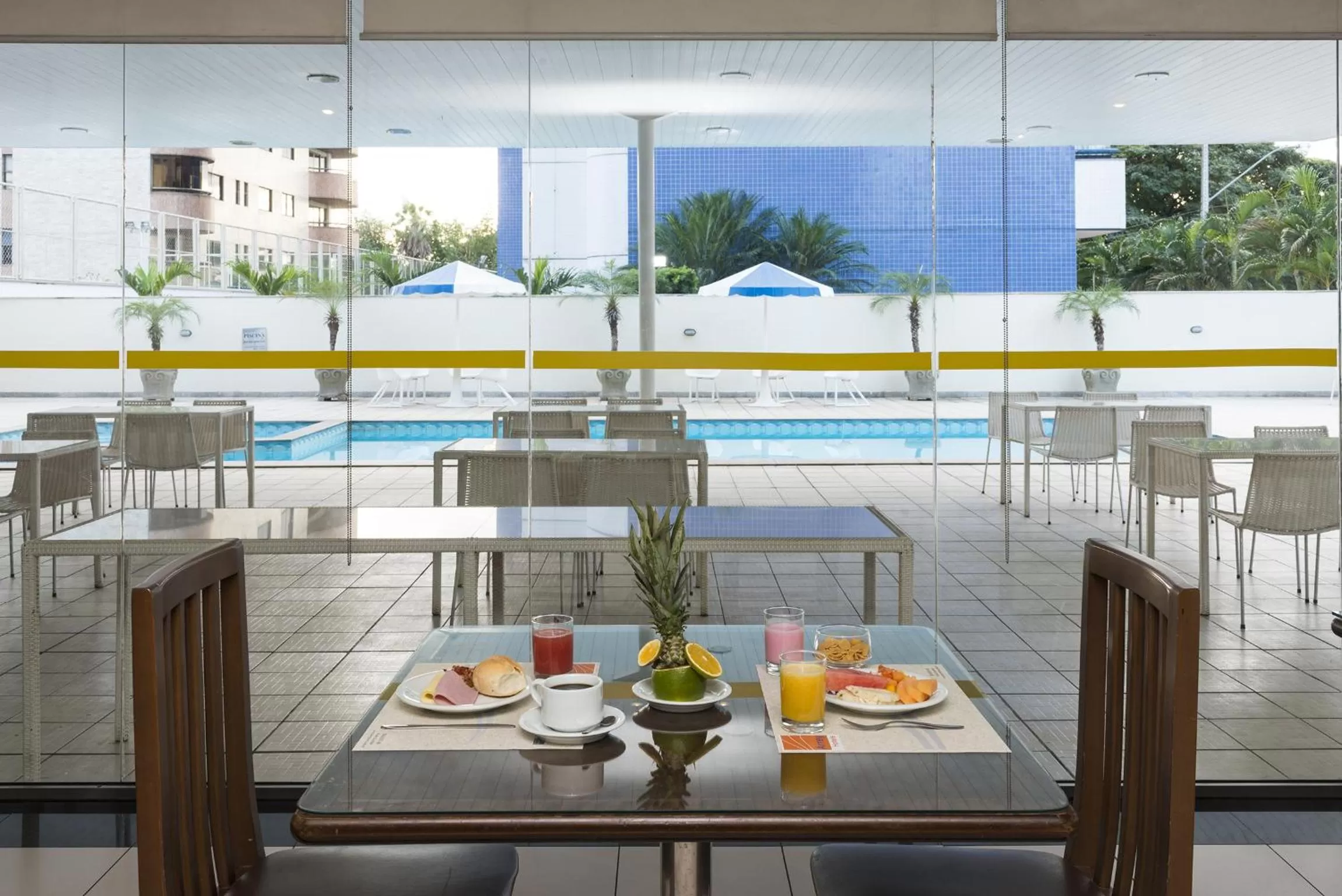 Restaurant/places to eat in Arrey Executive Hotel