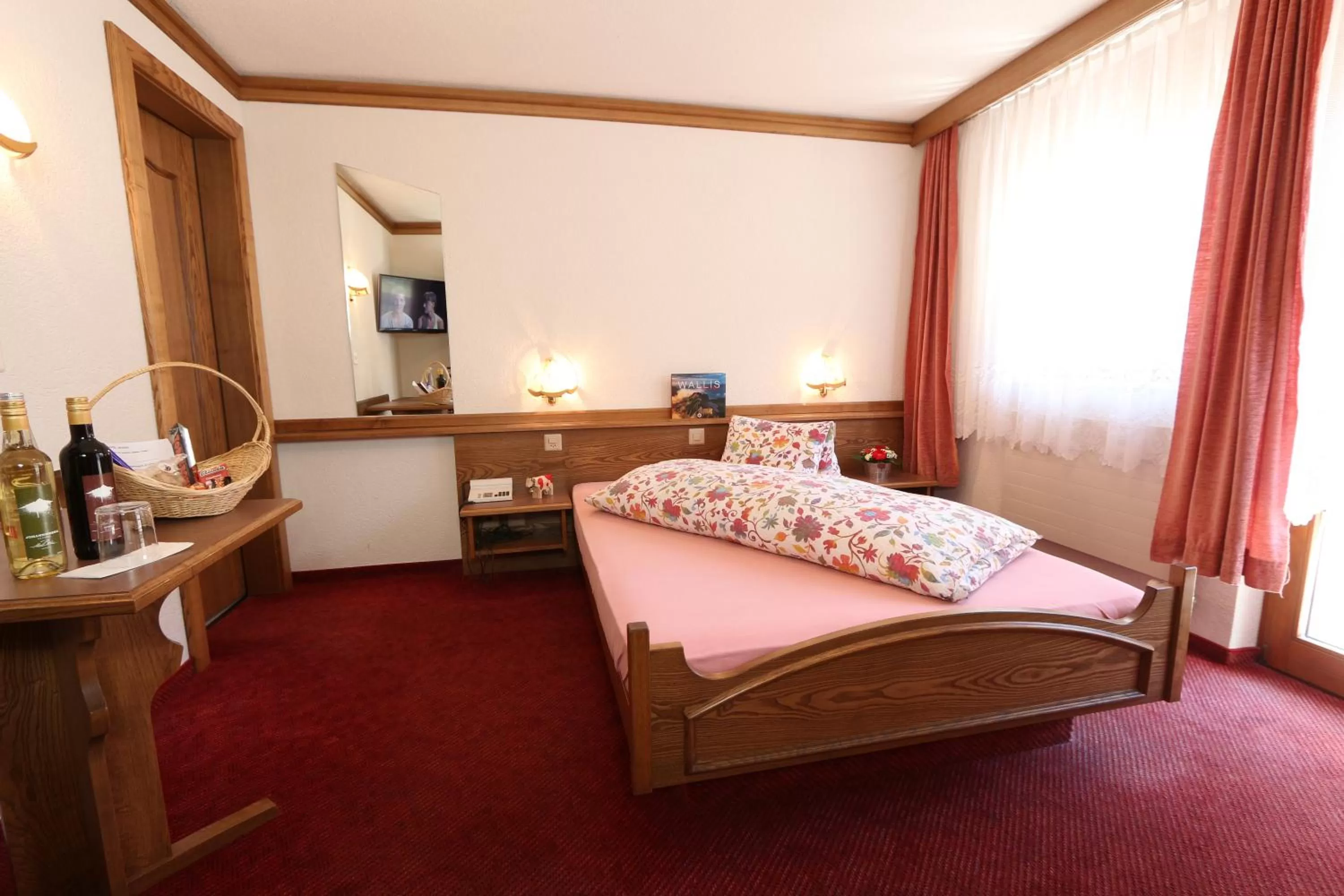 Photo of the whole room, Bed in Hotel Imseng