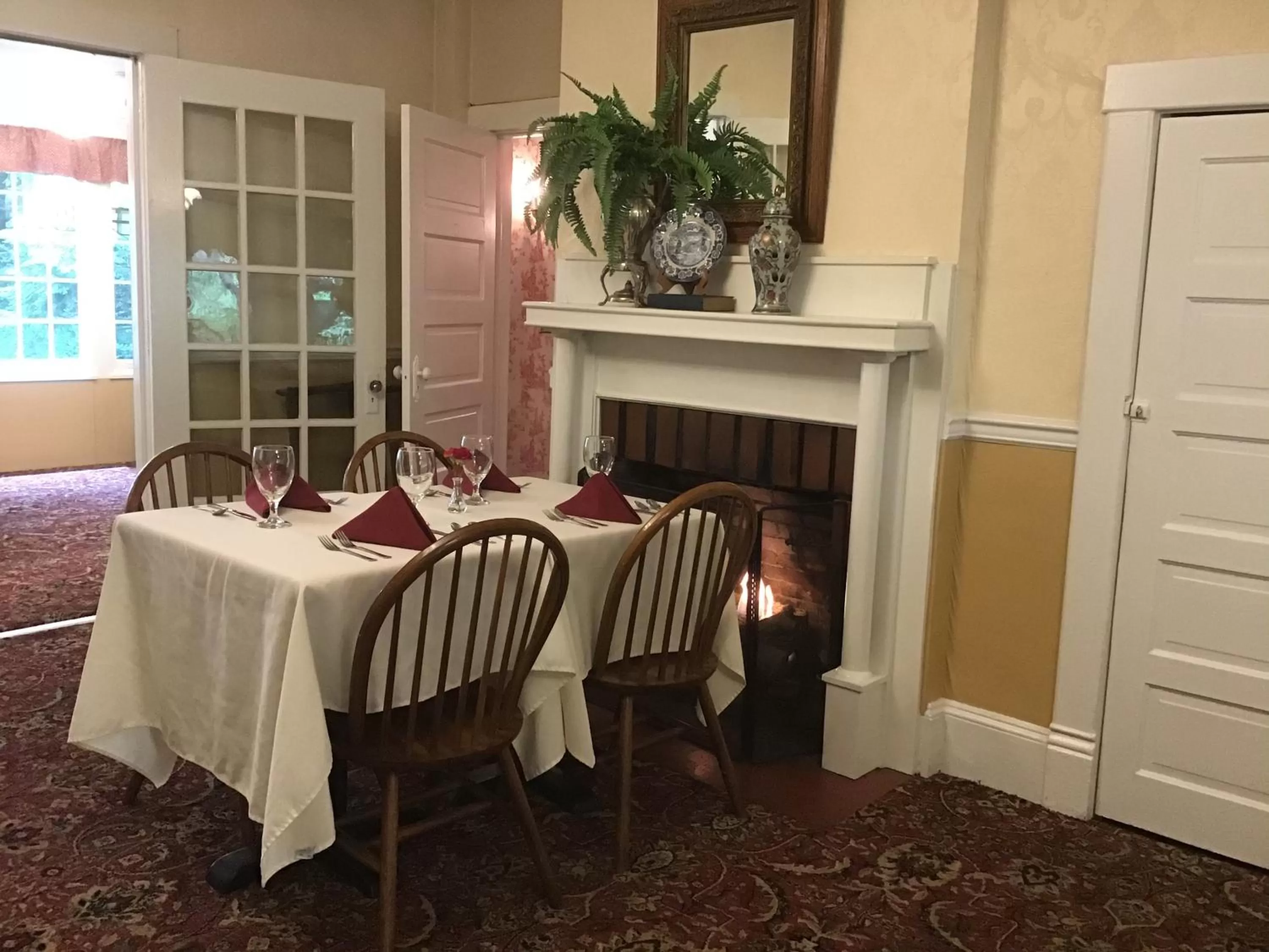 Restaurant/places to eat in Red Rocker Inn