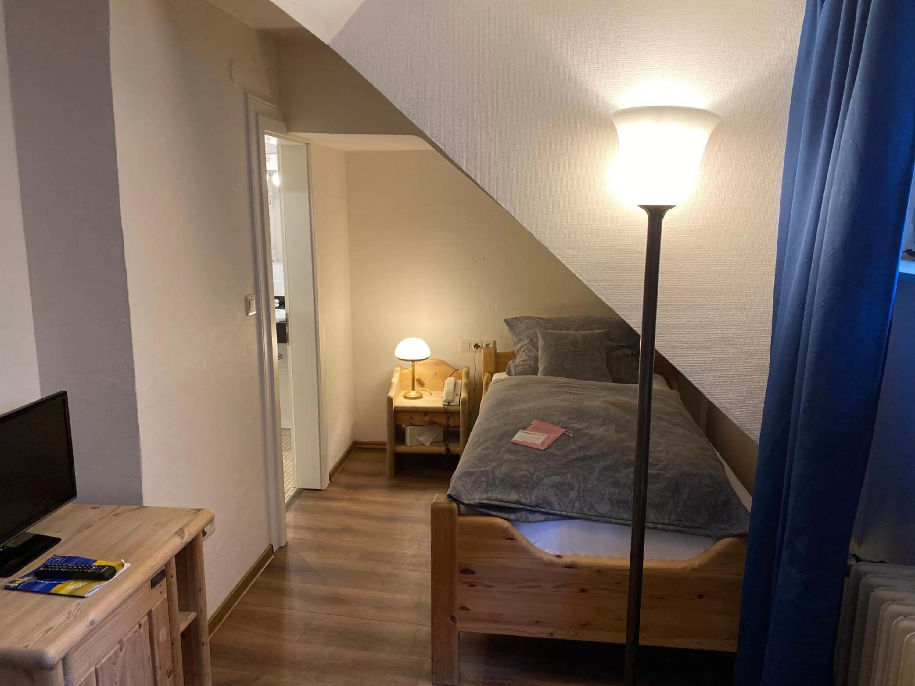 TV and multimedia, Bed in Marktplatzhotel - Restaurant Tafelspitz