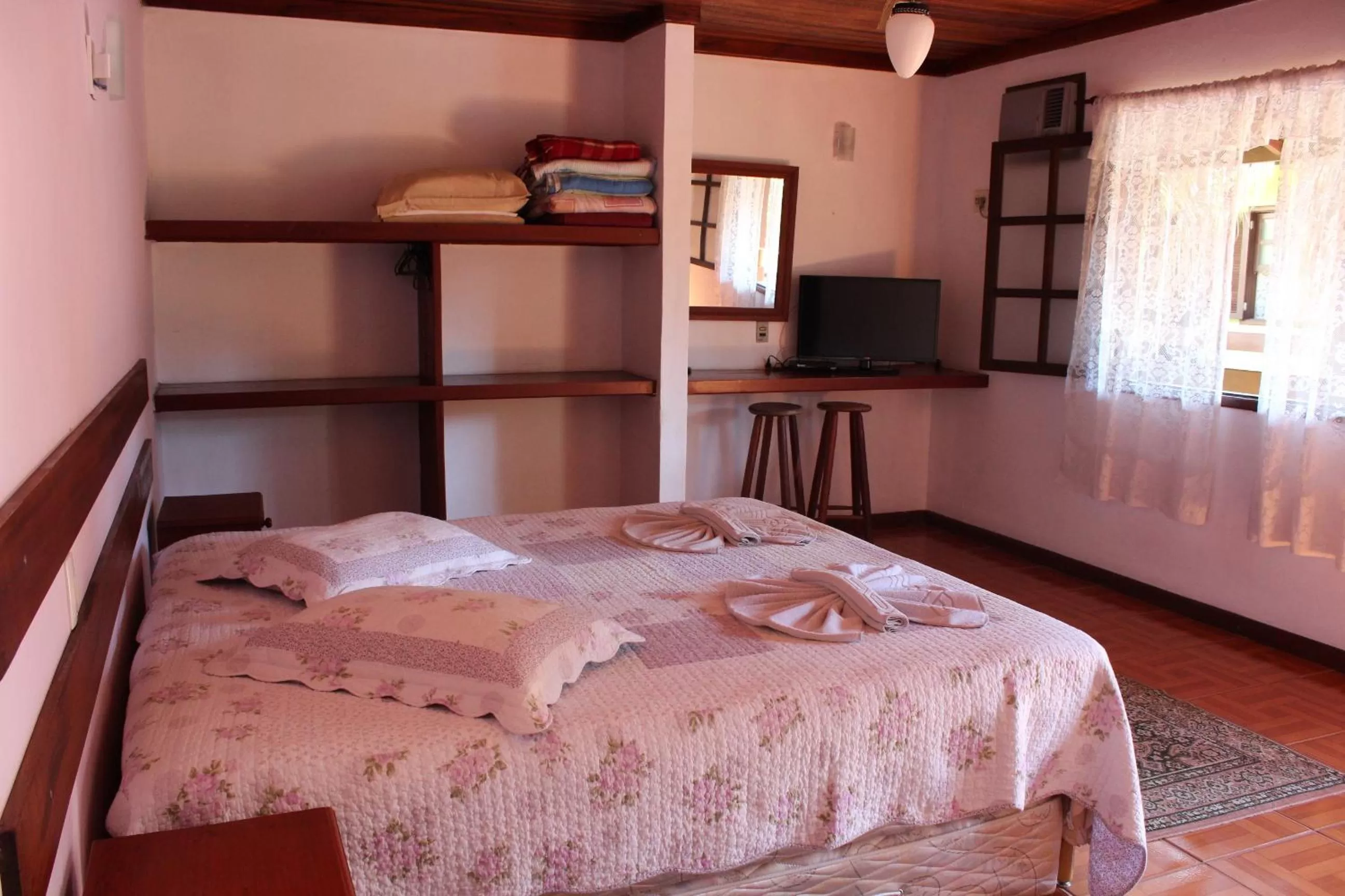 Photo of the whole room, Bed in Pousada Flor de Paraty