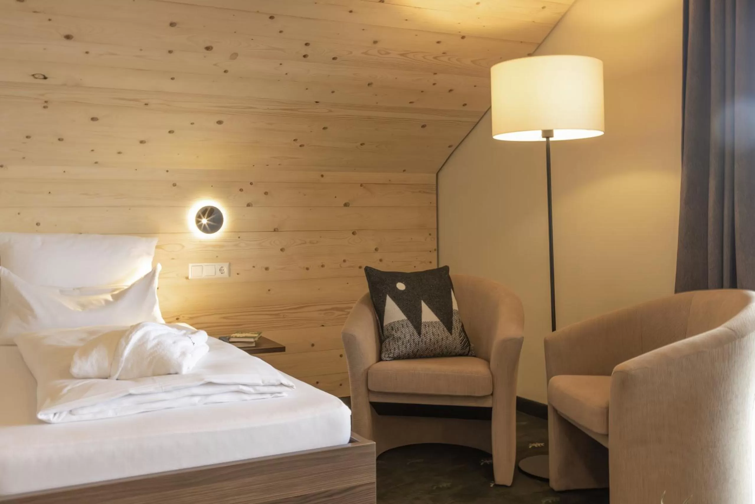 Seating area, Bed in Das Hohenried