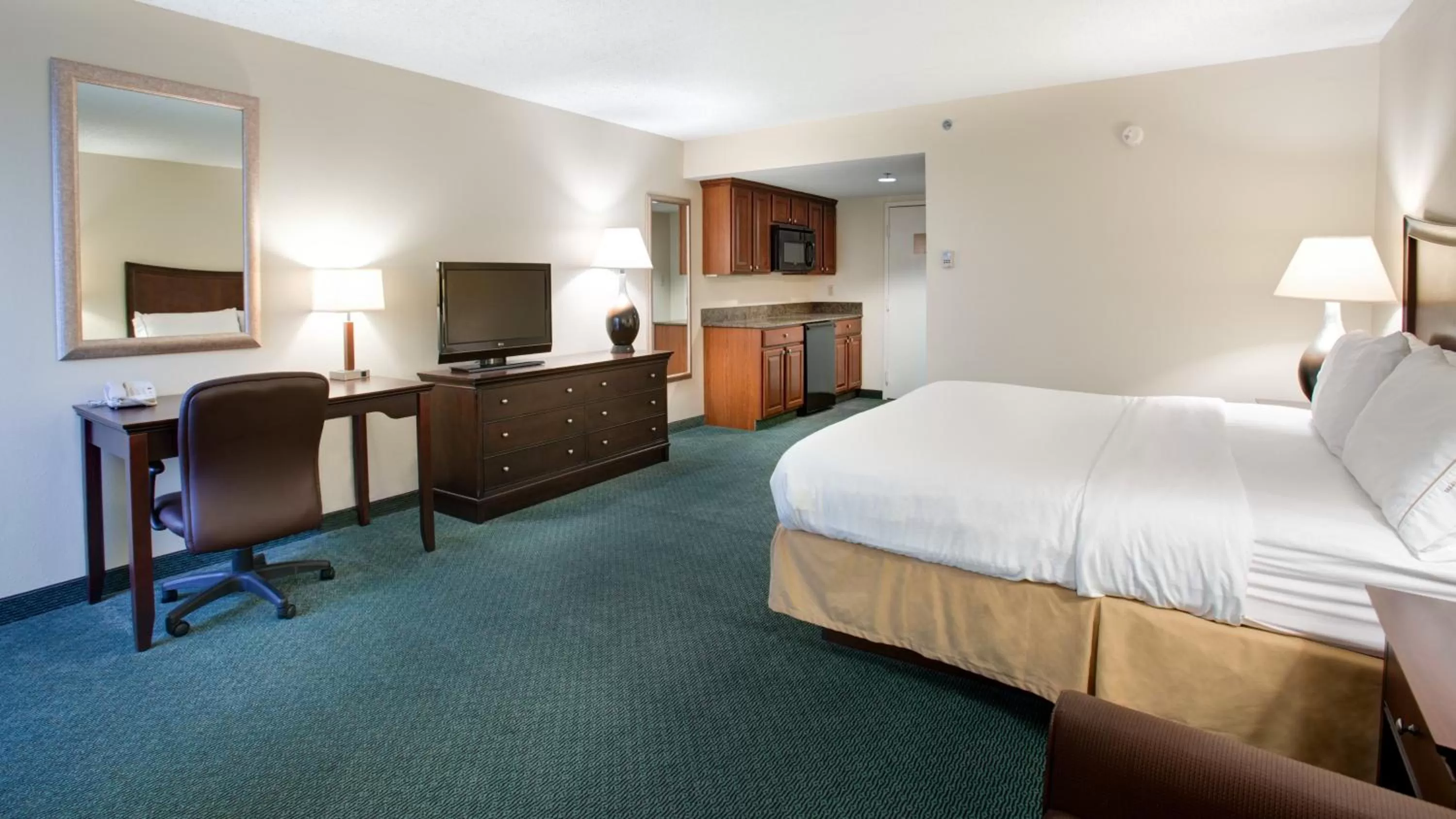 Photo of the whole room, Bed in Holiday Inn Express Indianapolis Airport by IHG