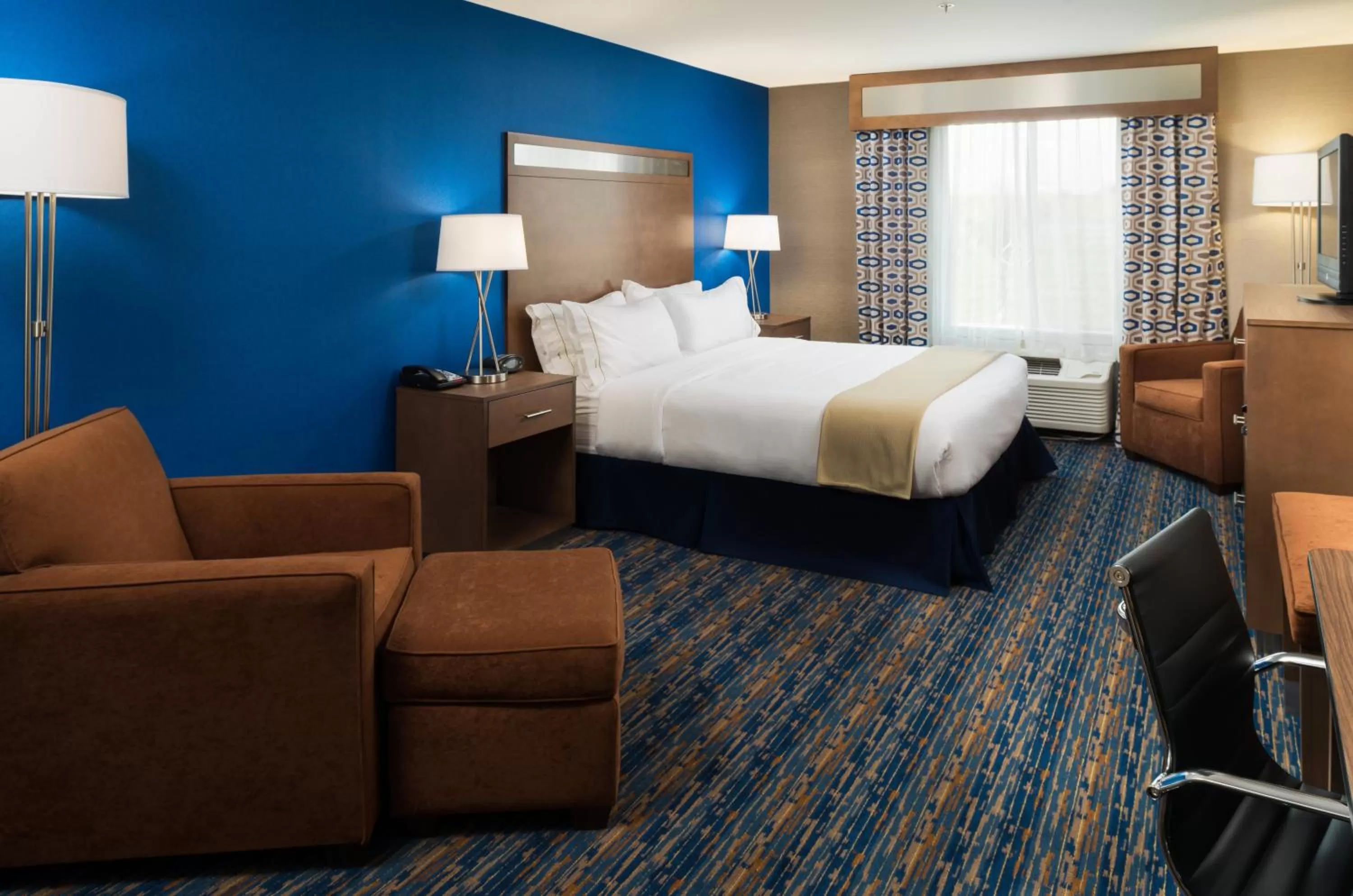 Photo of the whole room, Bed in Holiday Inn Express Rocklin - Galleria Area by IHG