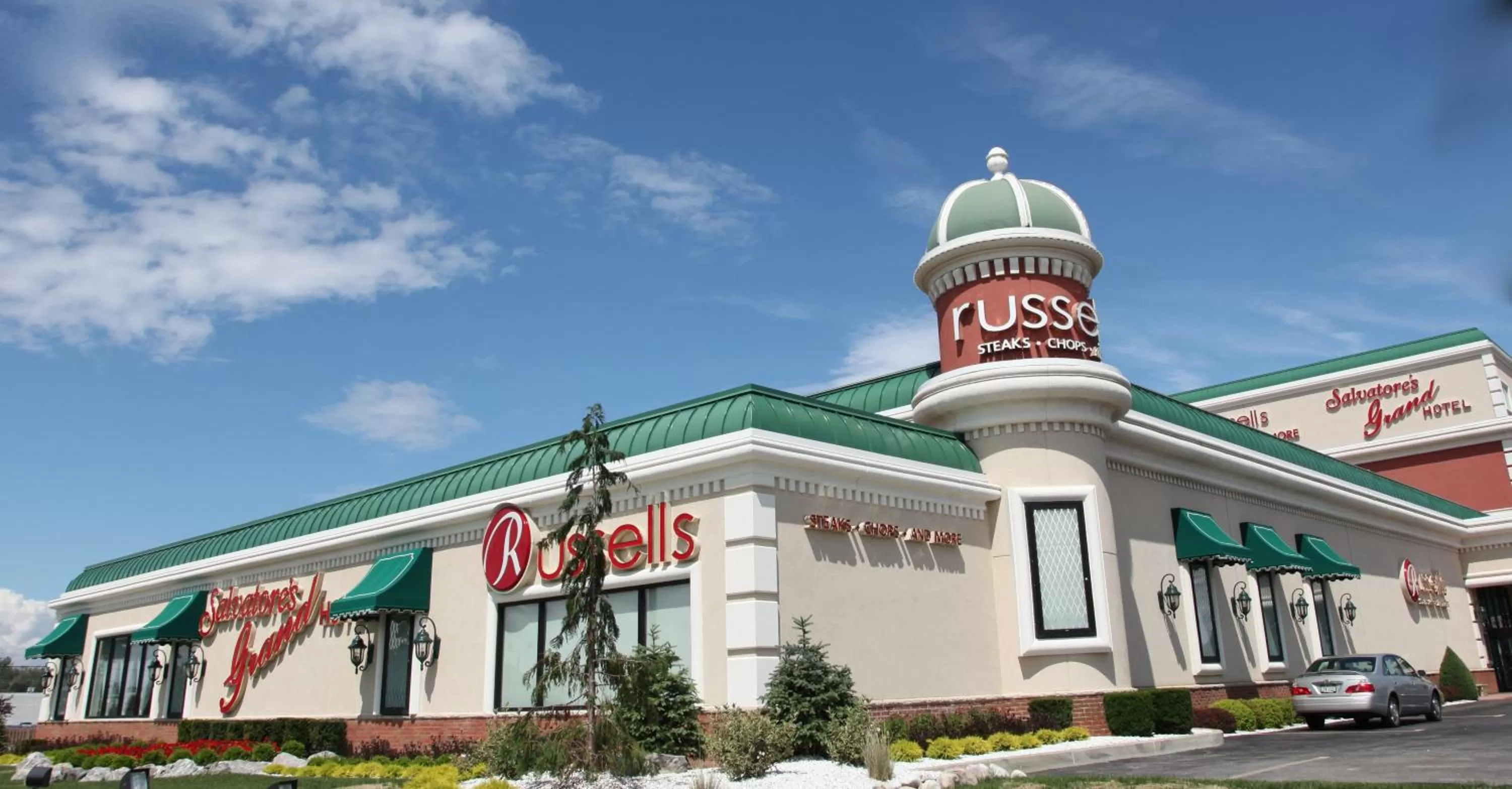 Facade/entrance in Salvatores Grand Hotel