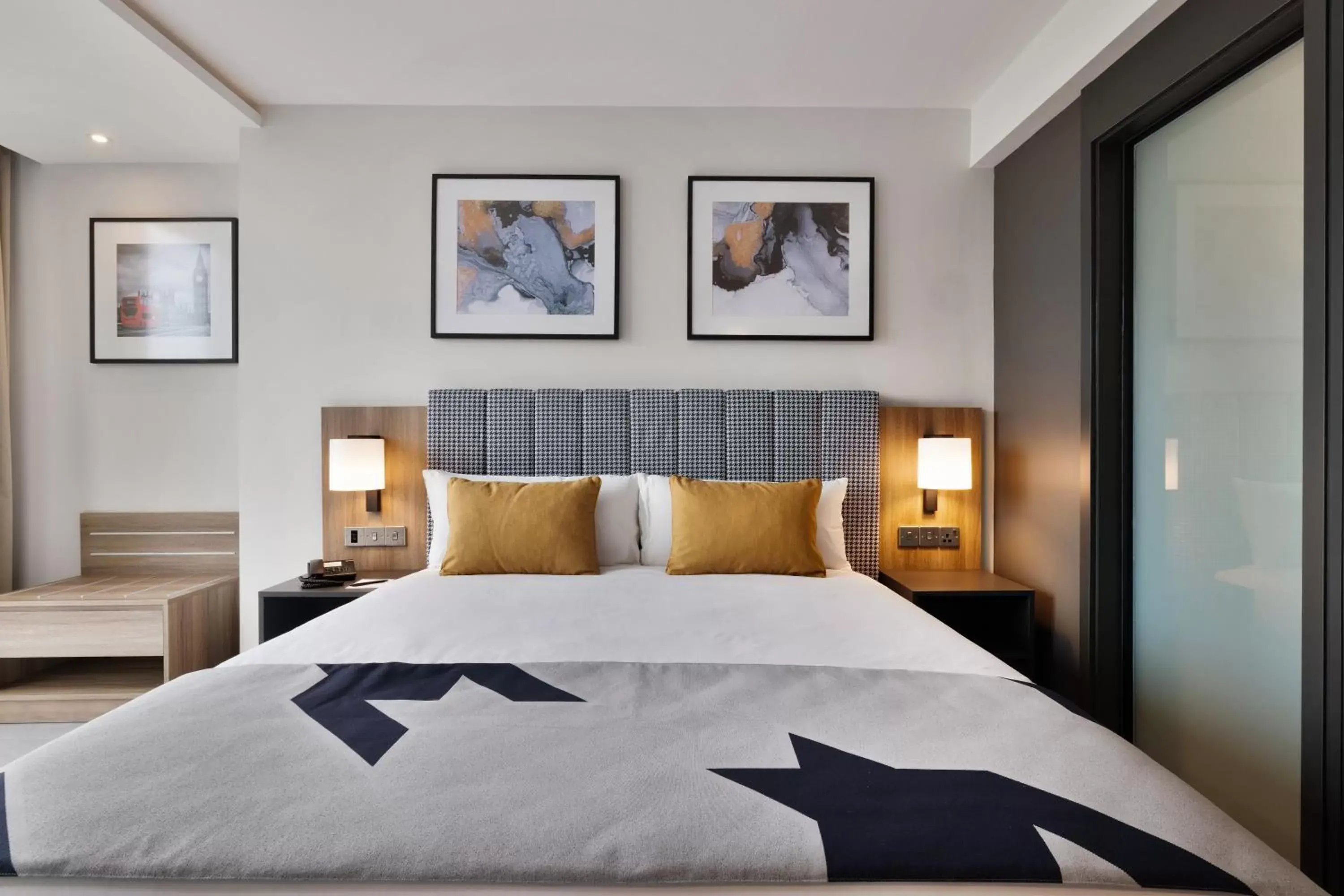 Deluxe King in Riu Plaza London Victoria Deluxe King in Riu Plaza London Victoria