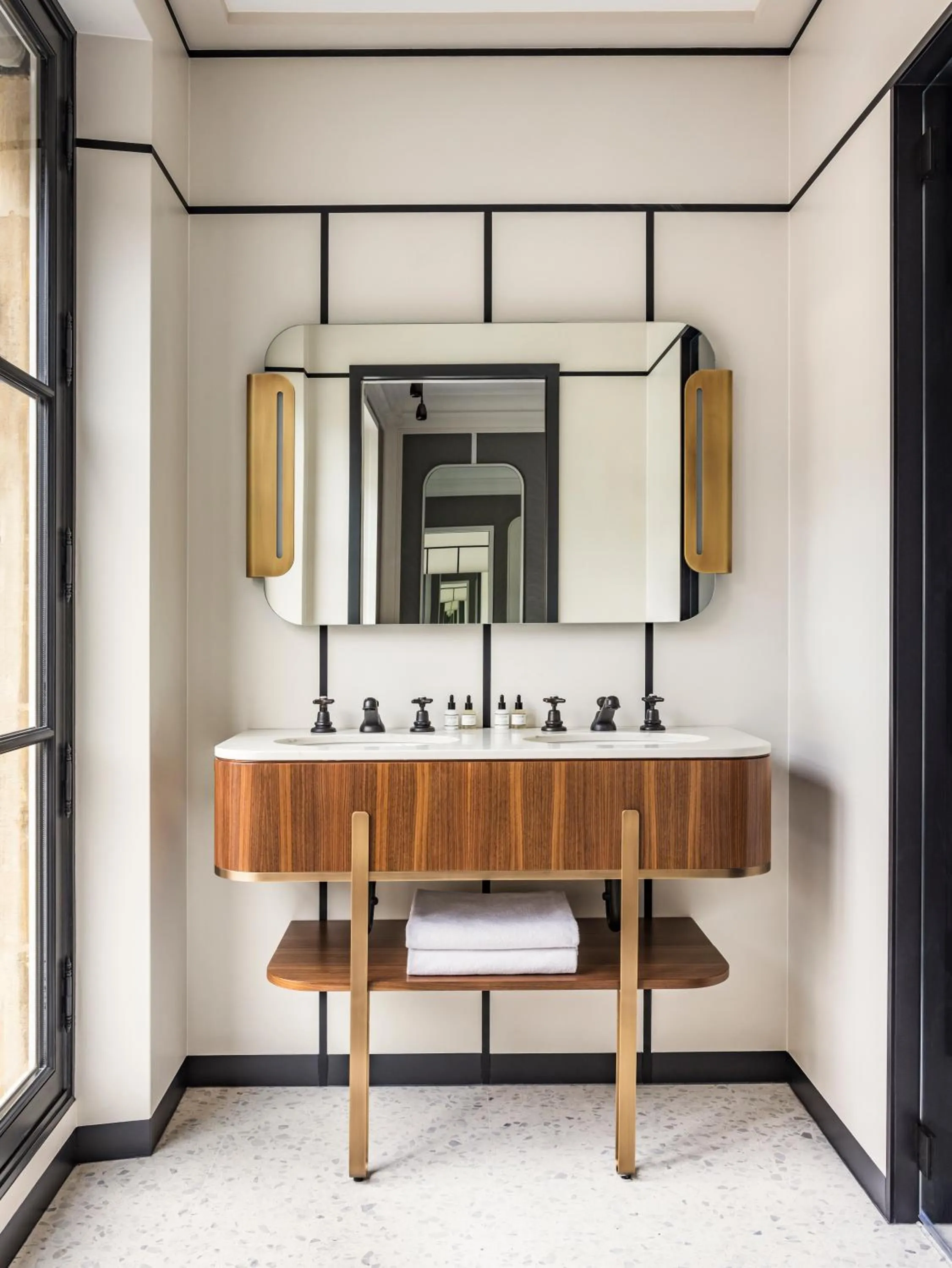 Bathroom in Pavillon Faubourg Saint-Germain & Spa