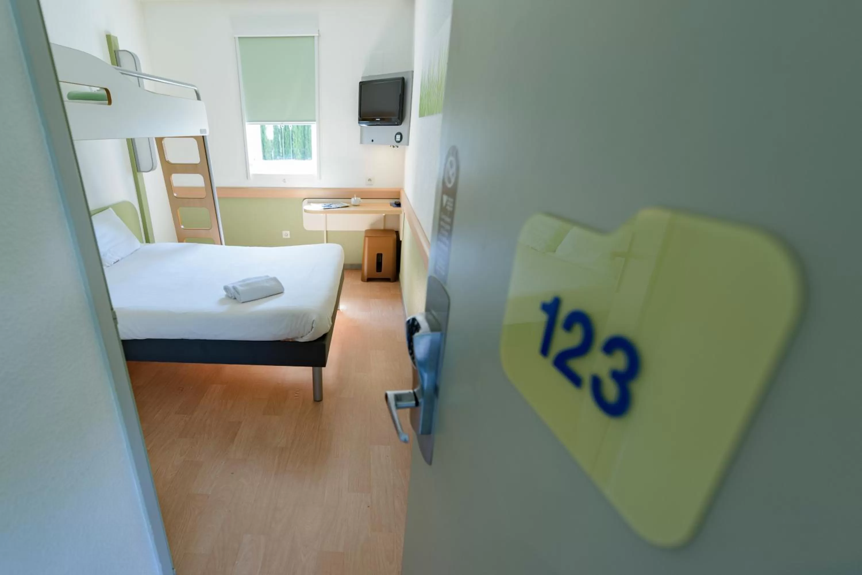 Bedroom, Bed in Ibis Budget Avignon Nord