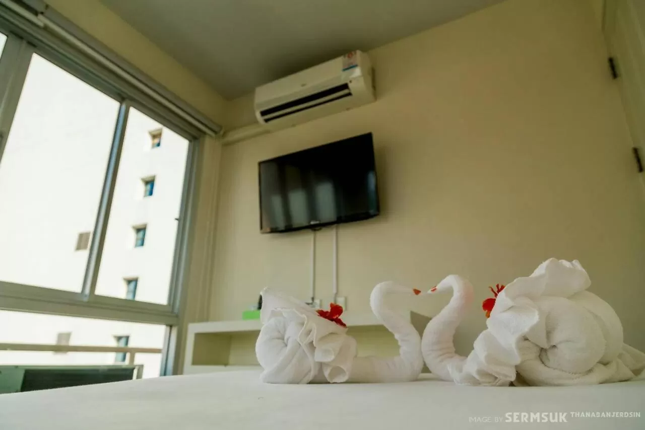 Bed, TV/Entertainment Center in Right Place Sathorn