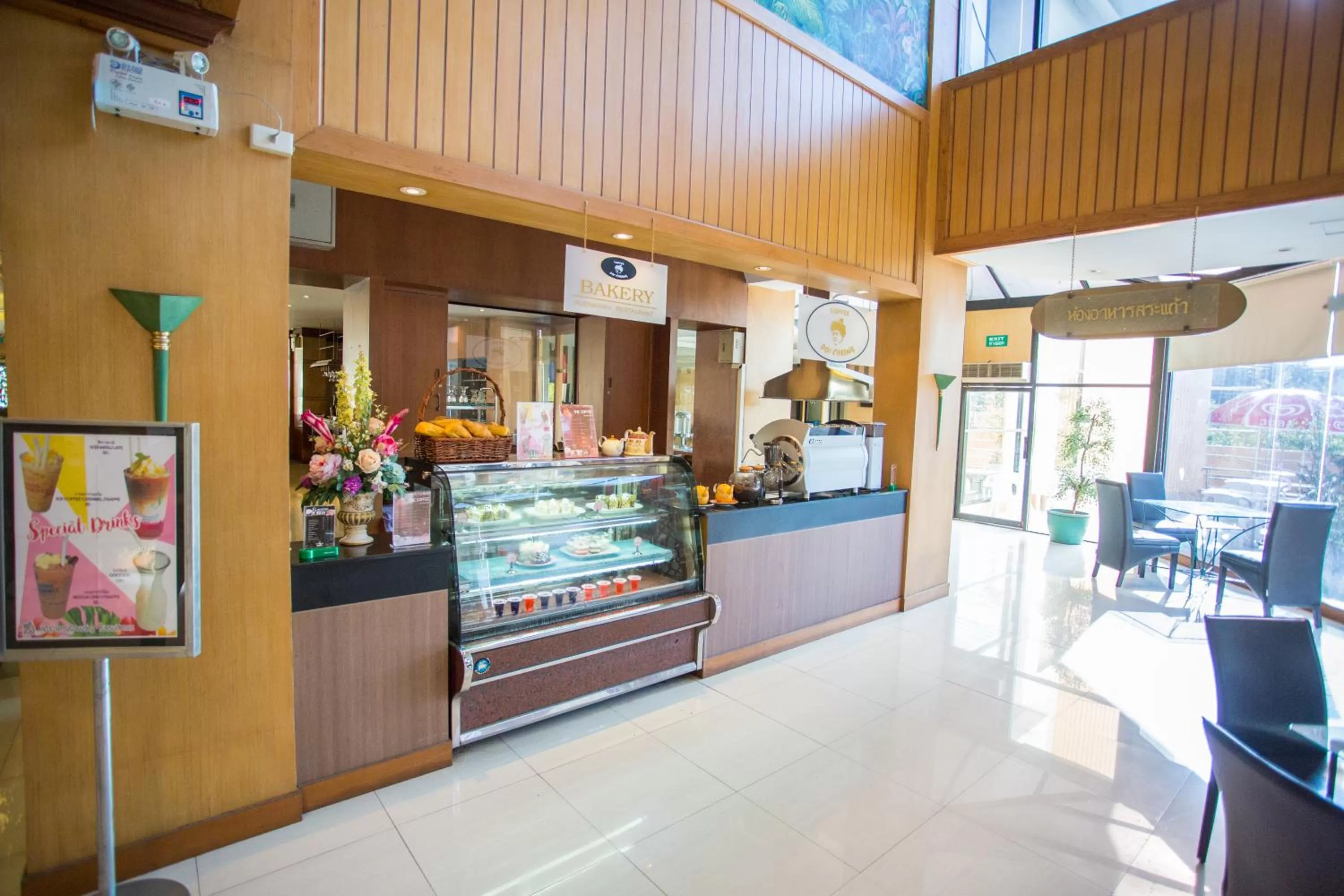 Restaurant/places to eat in Seeharaj Hotel