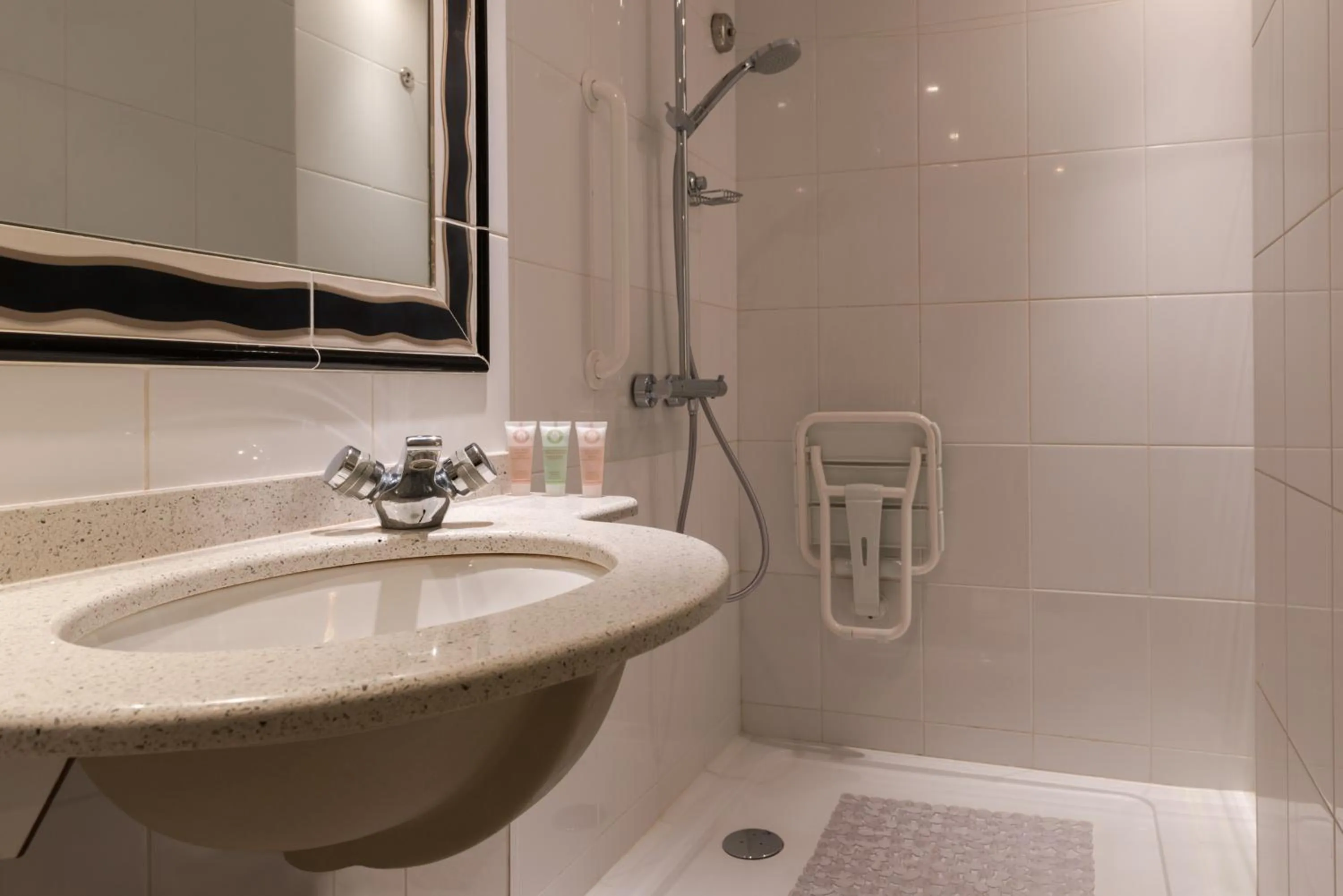 Shower in Hôtel Gaillon Opera