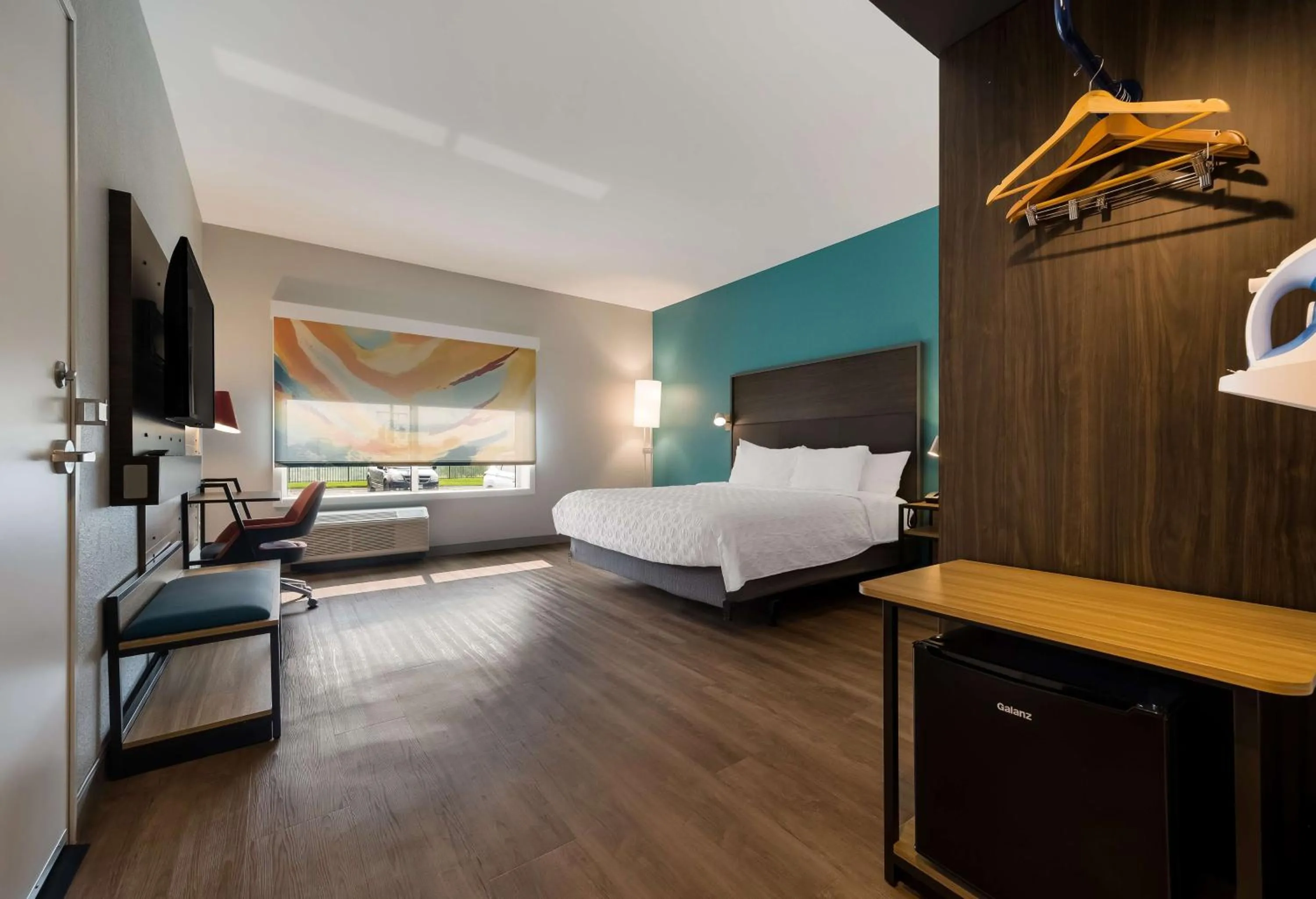 Bedroom, Bed in Tru By Hilton Novi Detroit