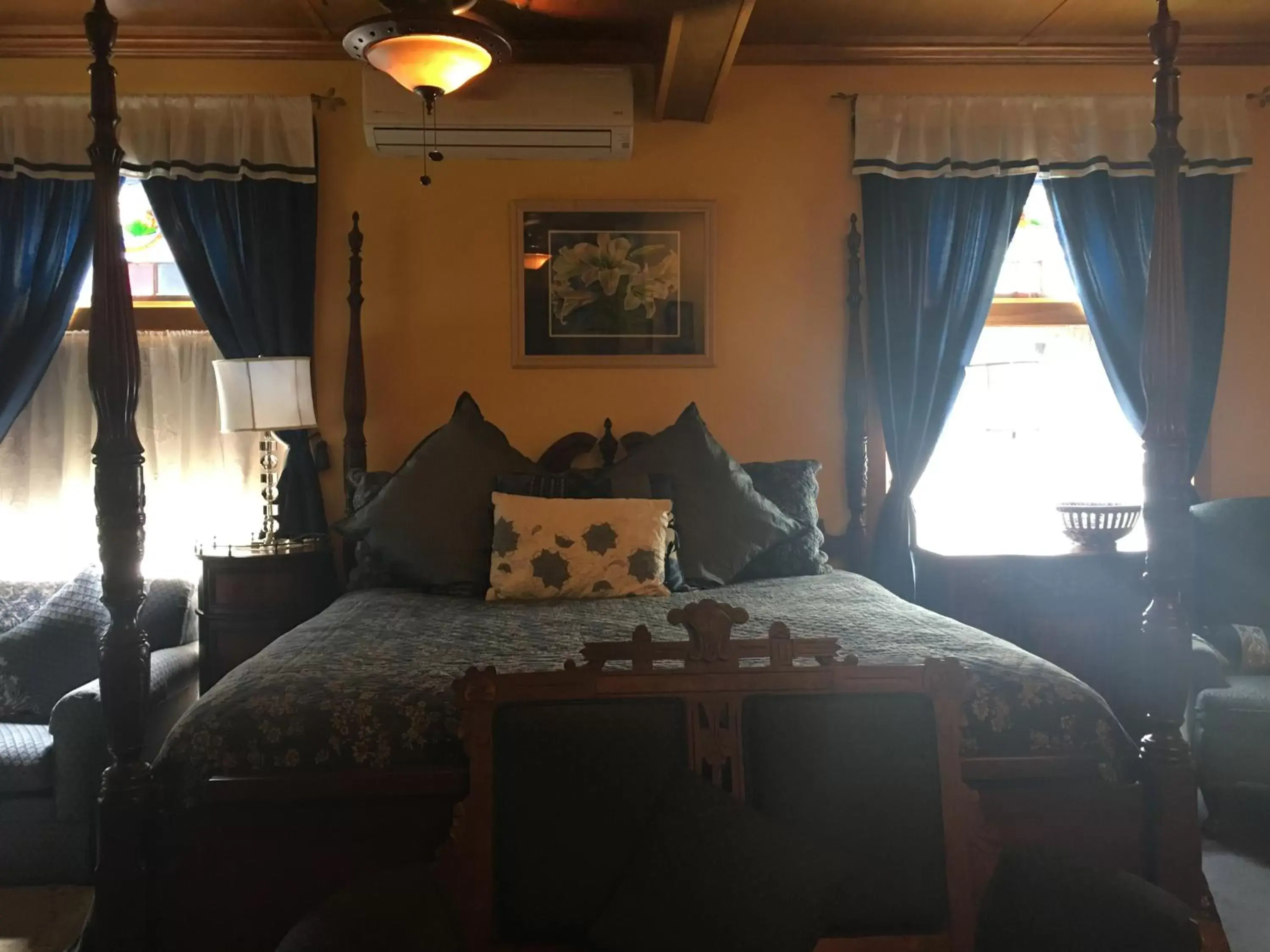 Blue Willow at Daffodil Cottage in All Seasons Inn Blue Willow at Daffodil Cottage in All Seasons Inn