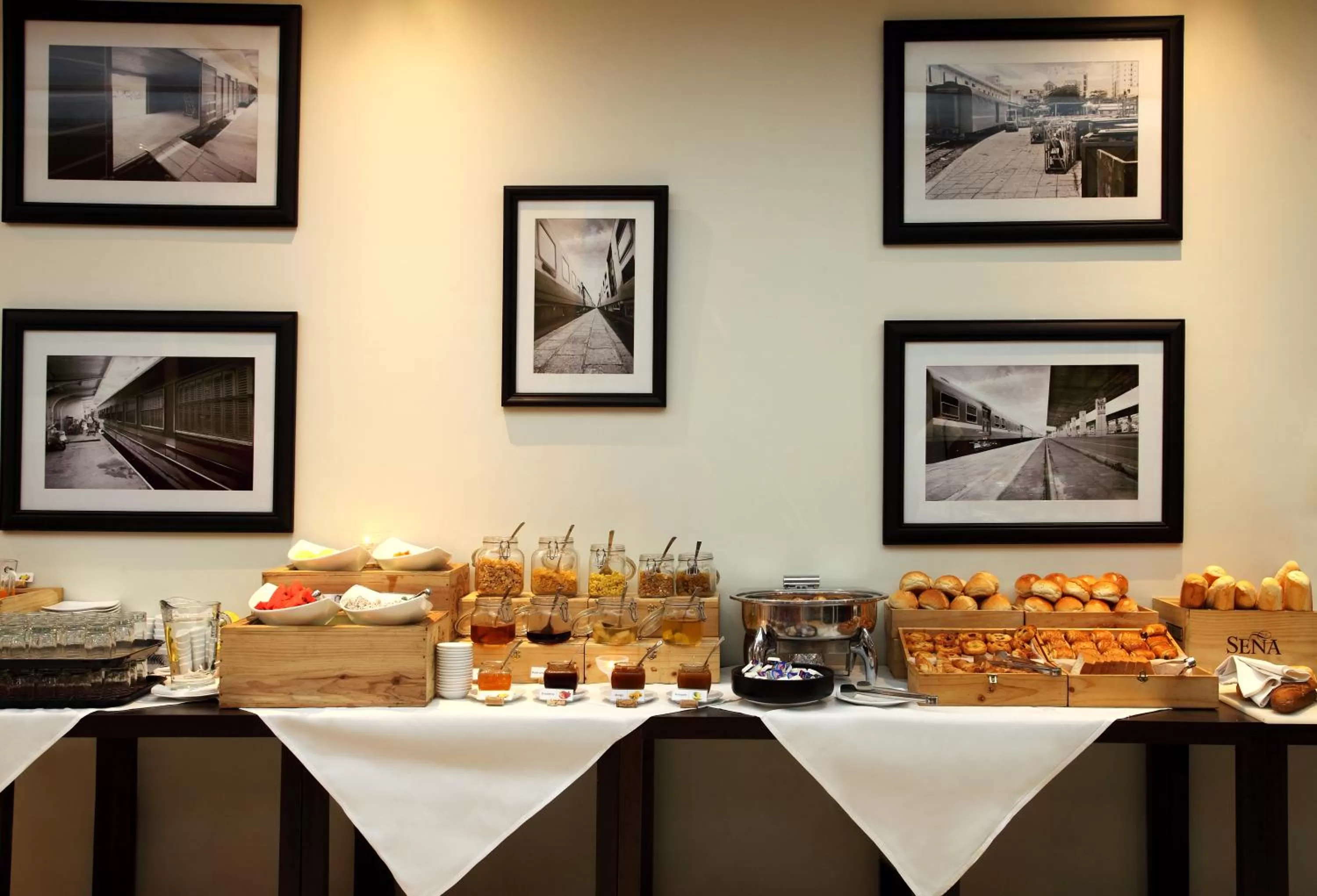 Restaurant/places to eat in Mercure Hanoi La Gare Hotel