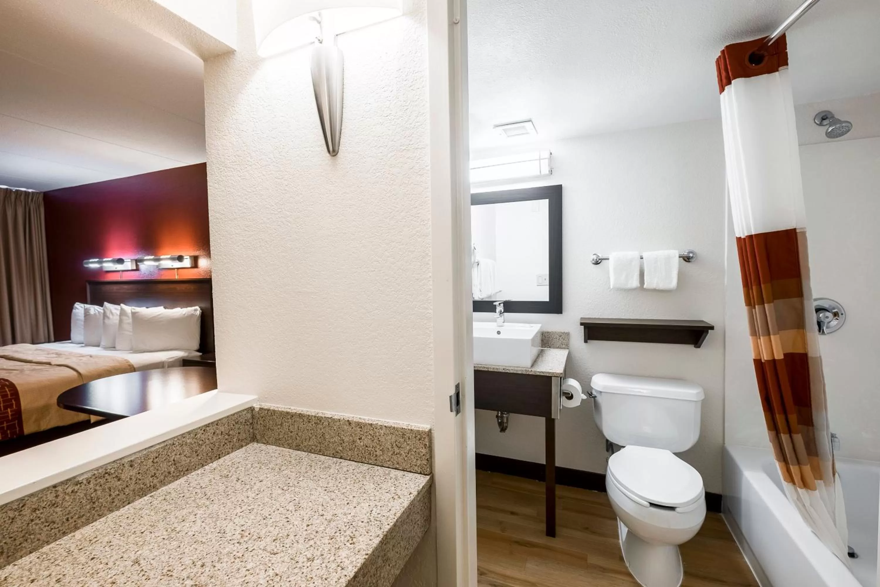 Bathroom, Bed in Red Roof Inn PLUS+ Boston - Woburn/ Burlington