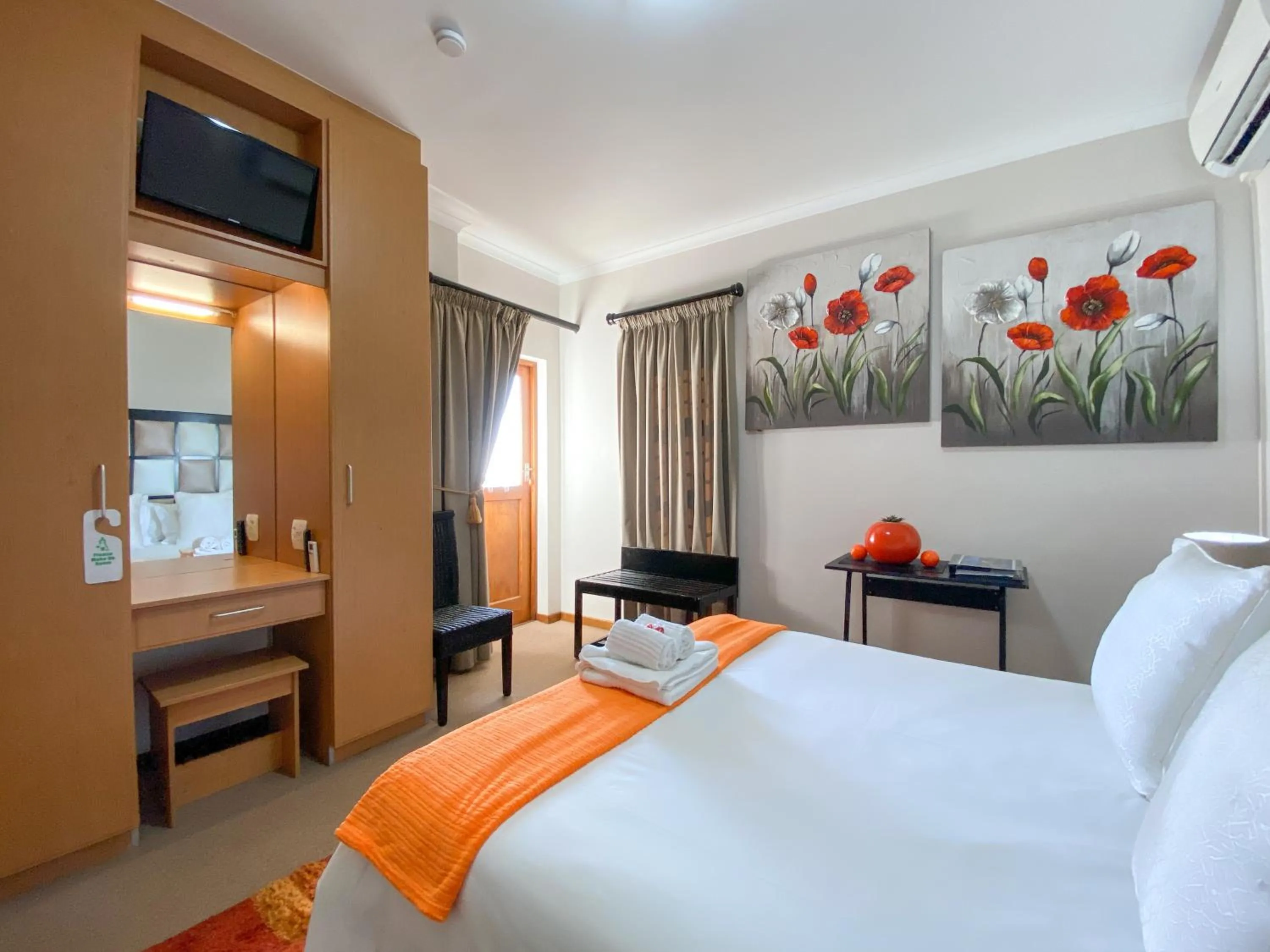 Photo of the whole room, Bed in Bar-t-nique Guest House