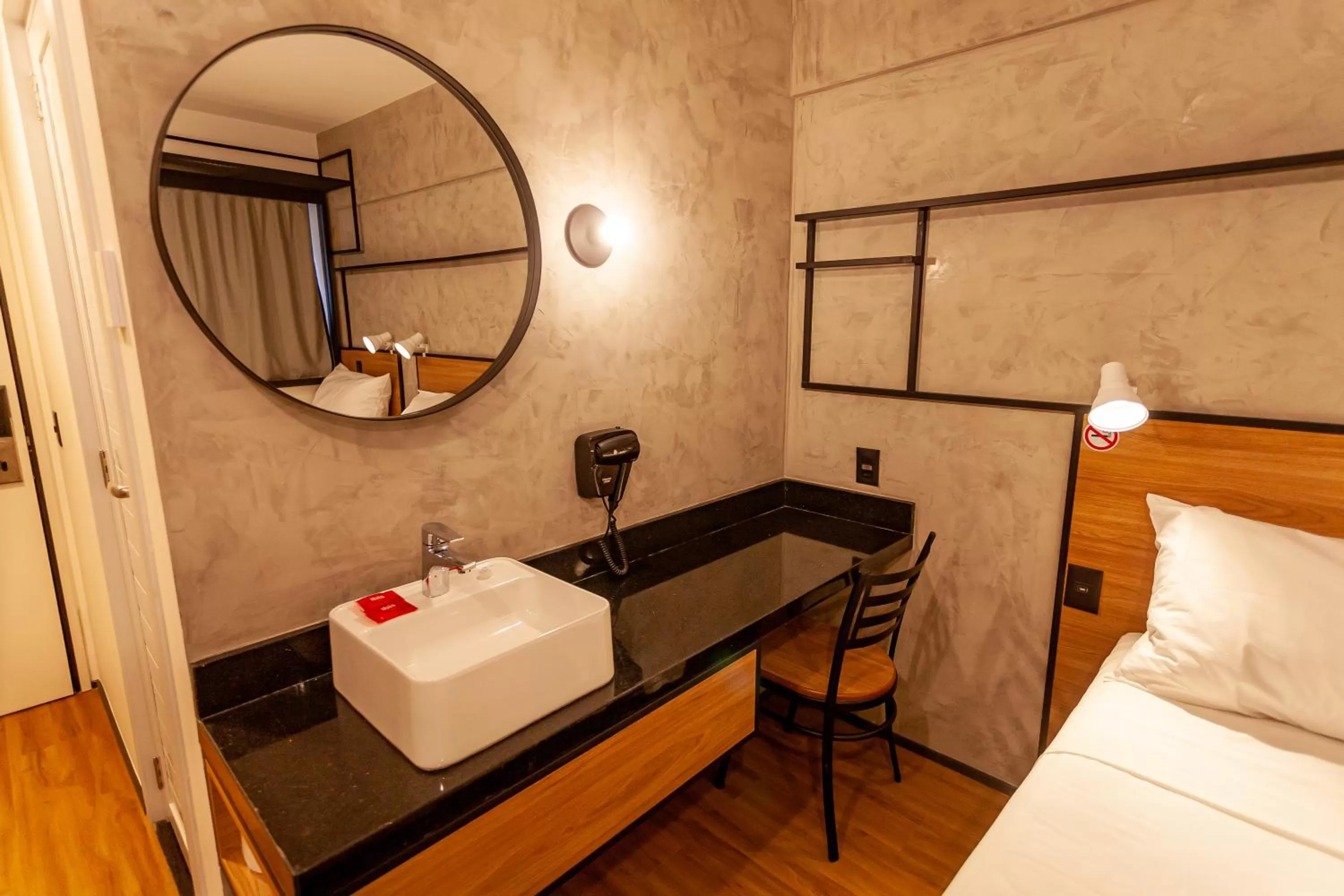 Bathroom, Bed in ibis Caucaia Porto do Pecem