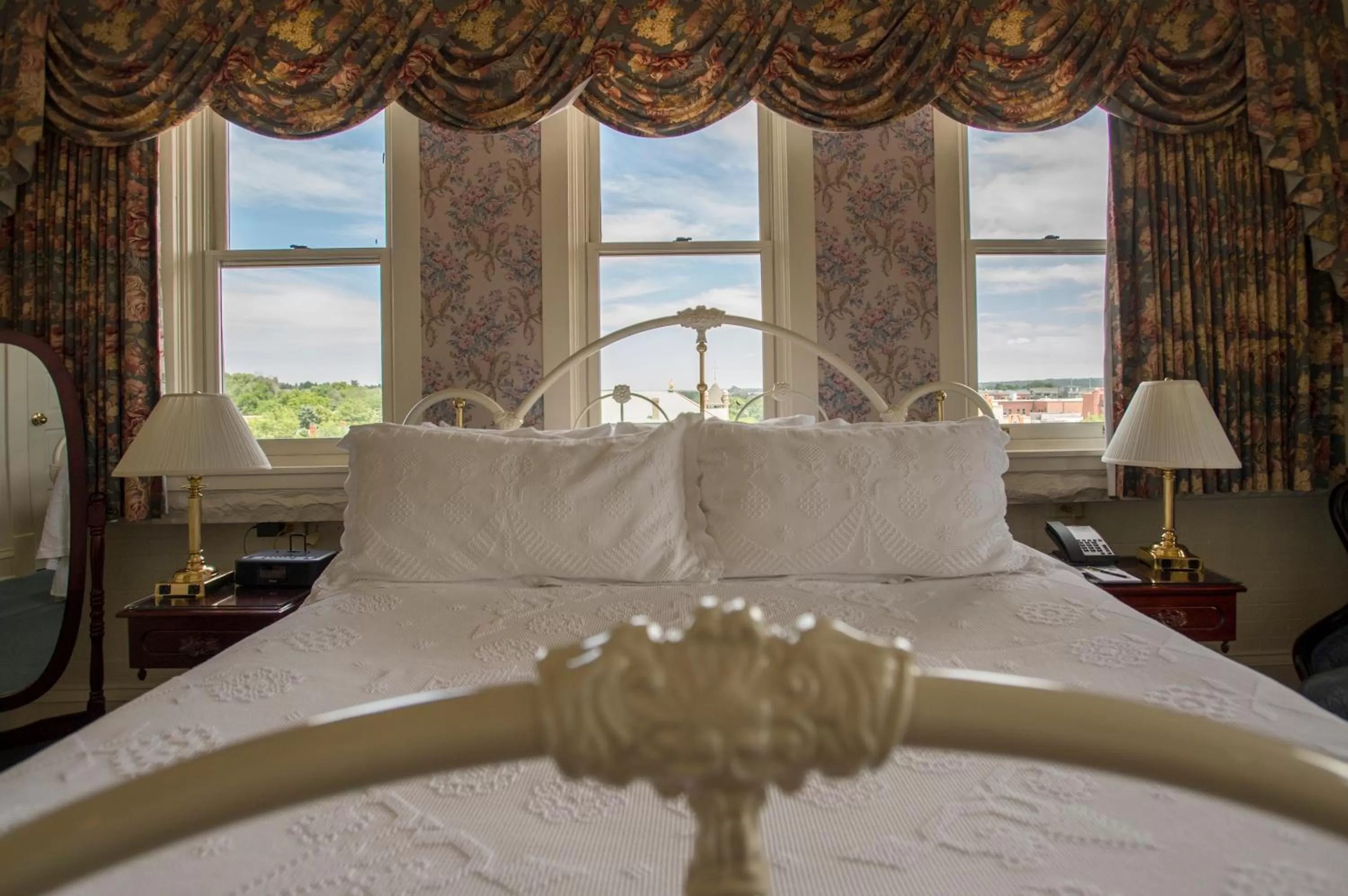 Bathroom, Bed in Hotel Boulderado