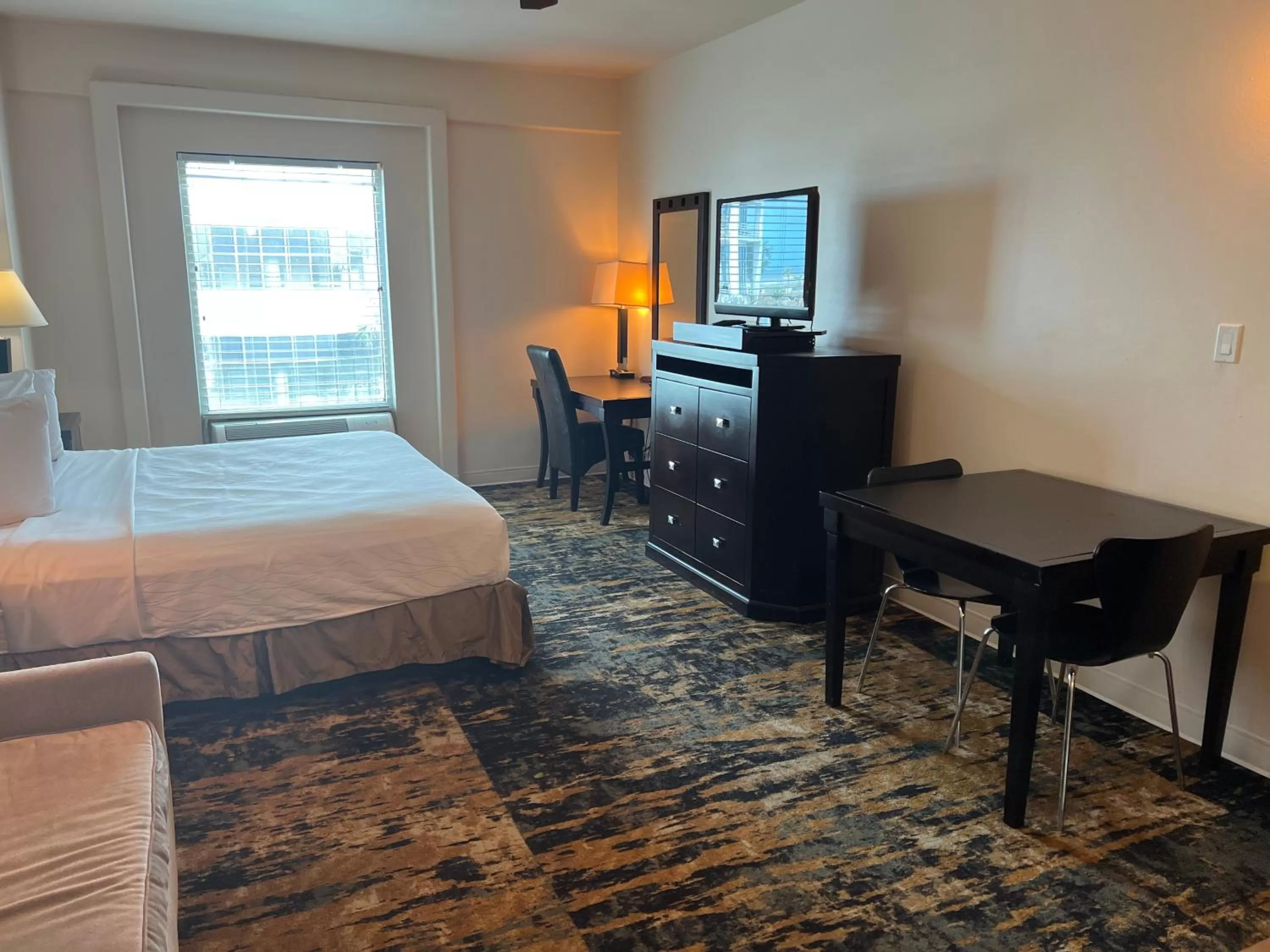 TV and multimedia, Bed in Sunchase Inn & Suites