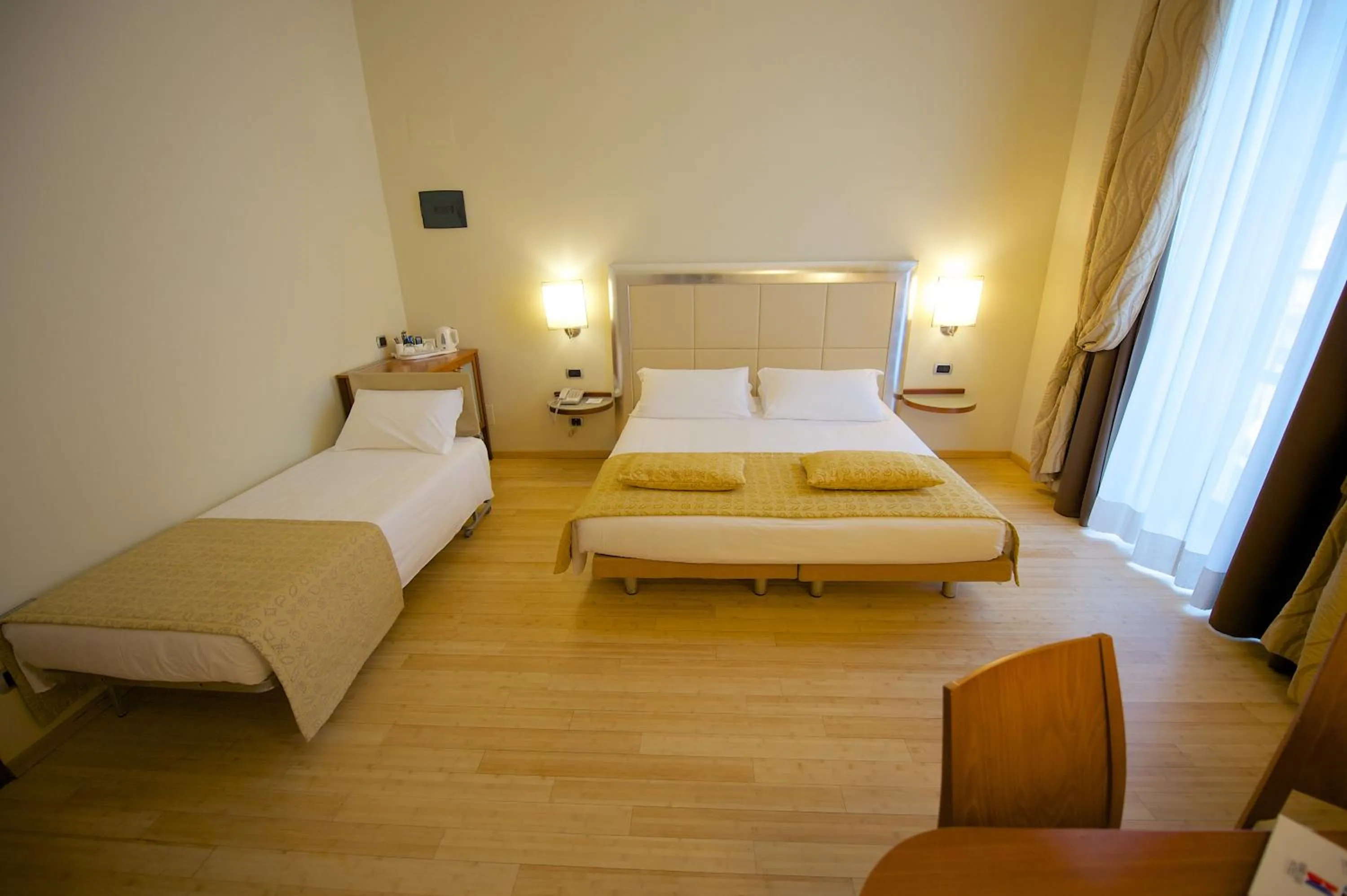 Photo of the whole room, Bed in Best Western Crystal Palace Hotel