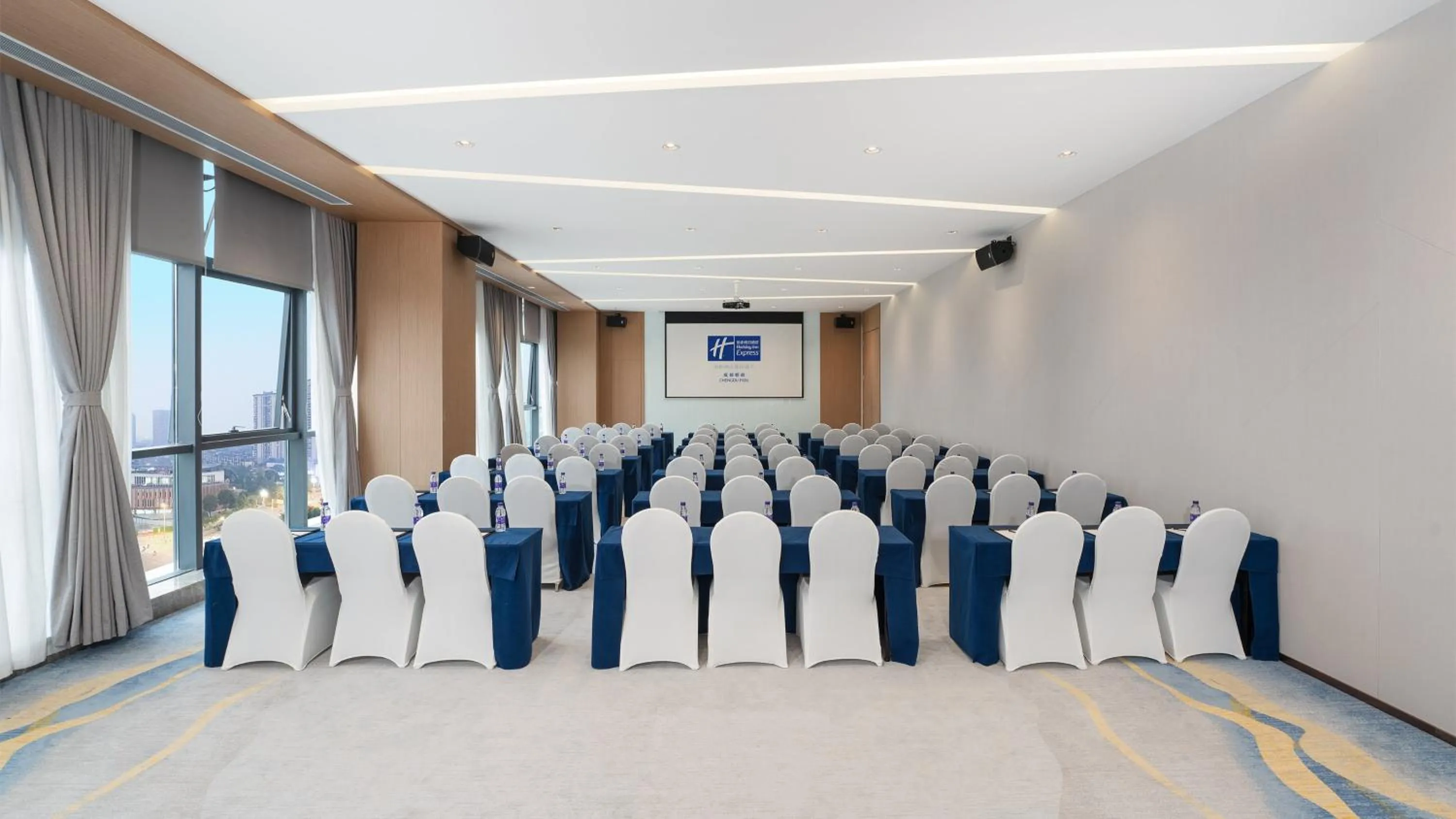 Meeting/conference room in Holiday Inn Express Chengdu Pidu by IHG