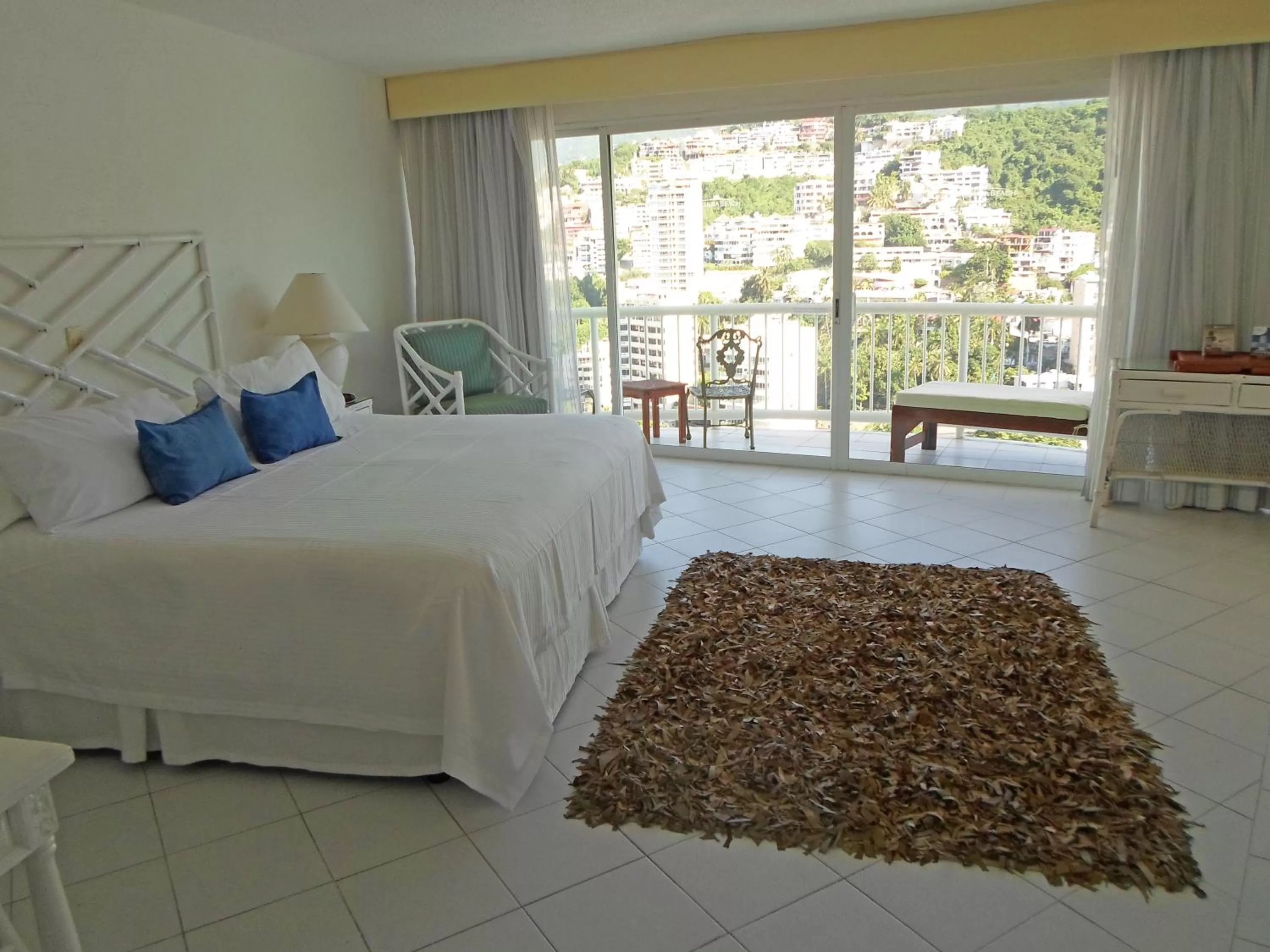 Photo of the whole room, Room Photo in Calinda Beach Acapulco