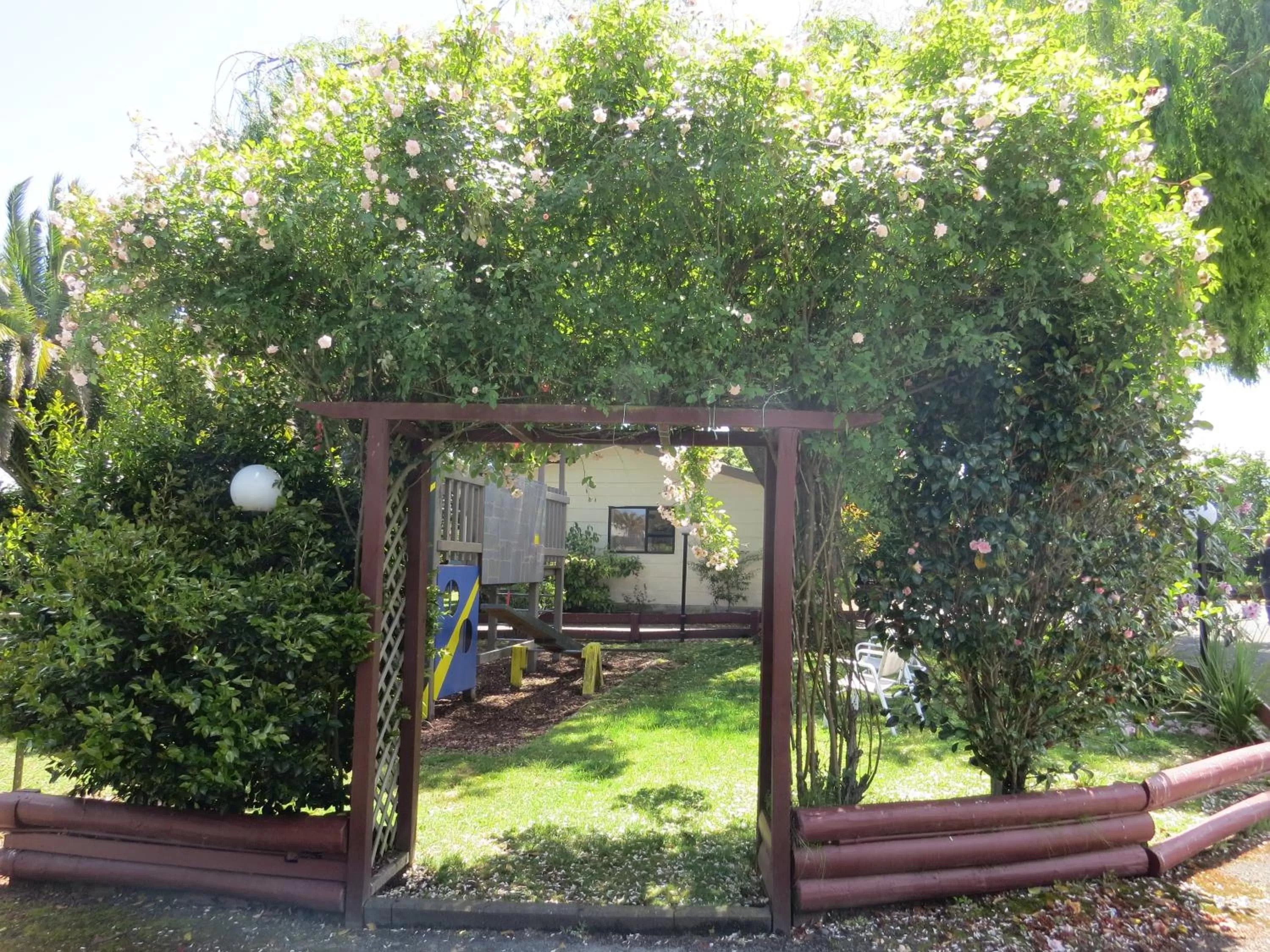 Day in Camellia Court Family Motel