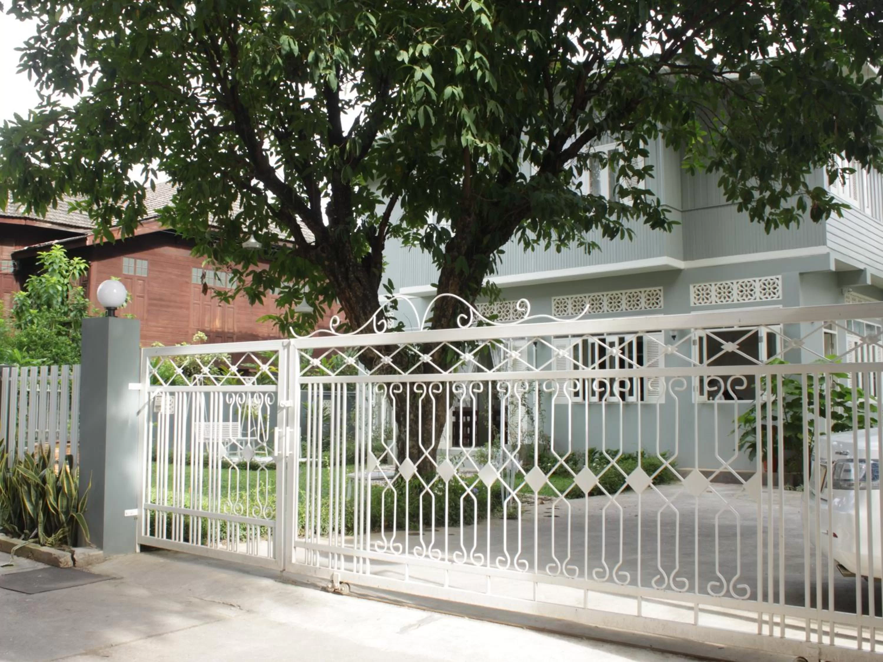 Property building in Lada House